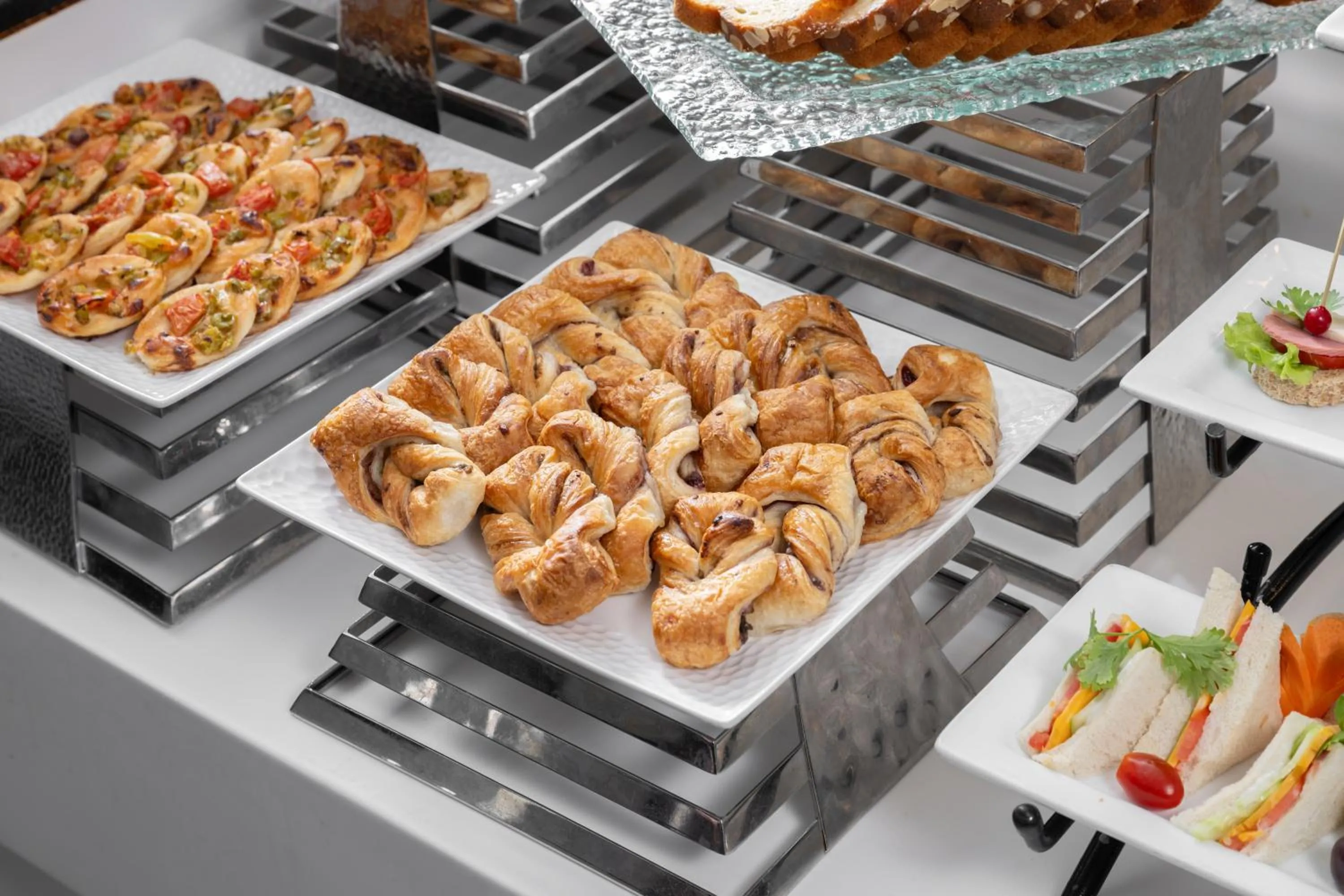 Food and drinks in Millennium Al Aqeeq Hotel