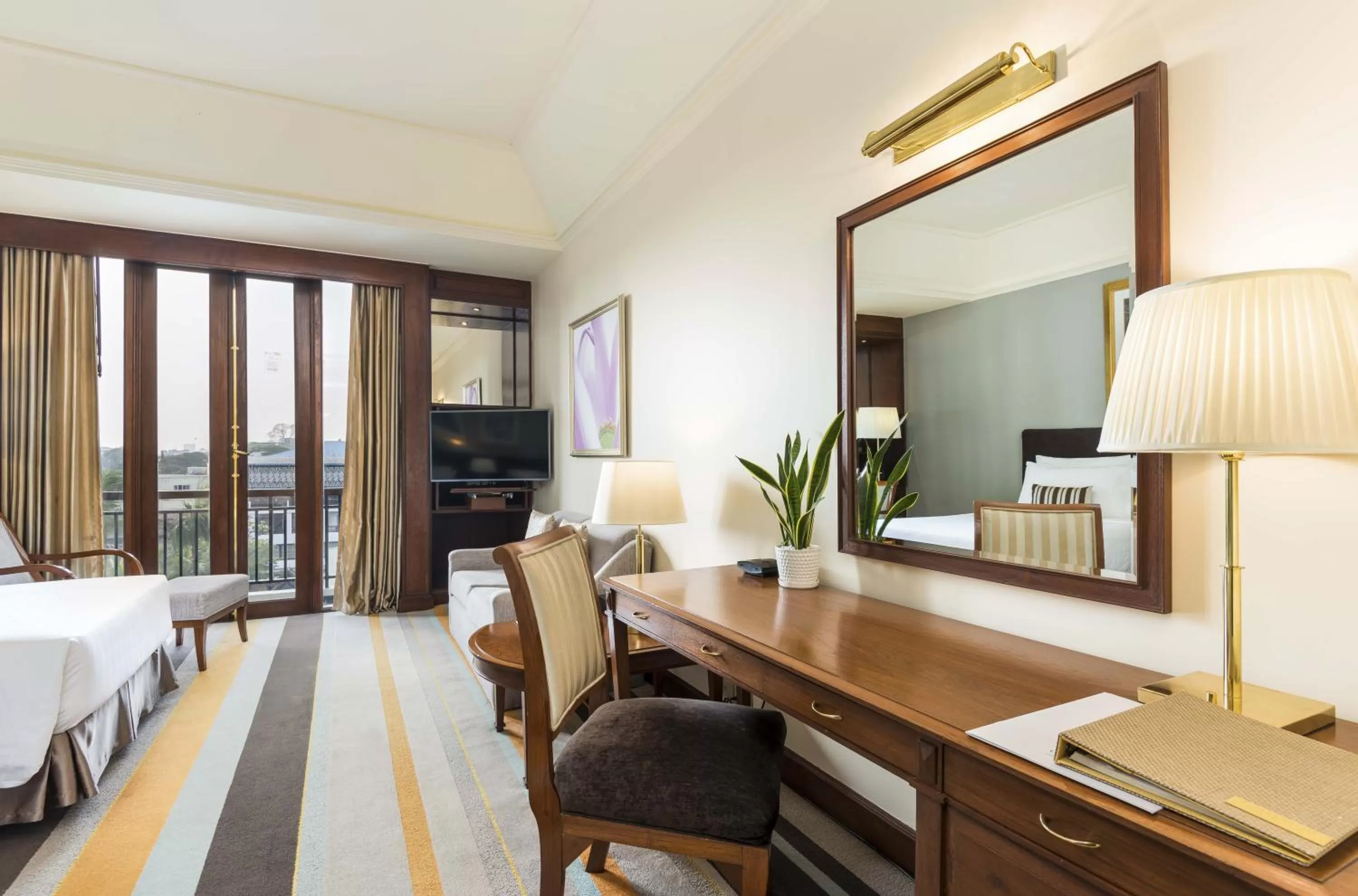 Bed in Chatrium Hotel Royal Lake Yangon