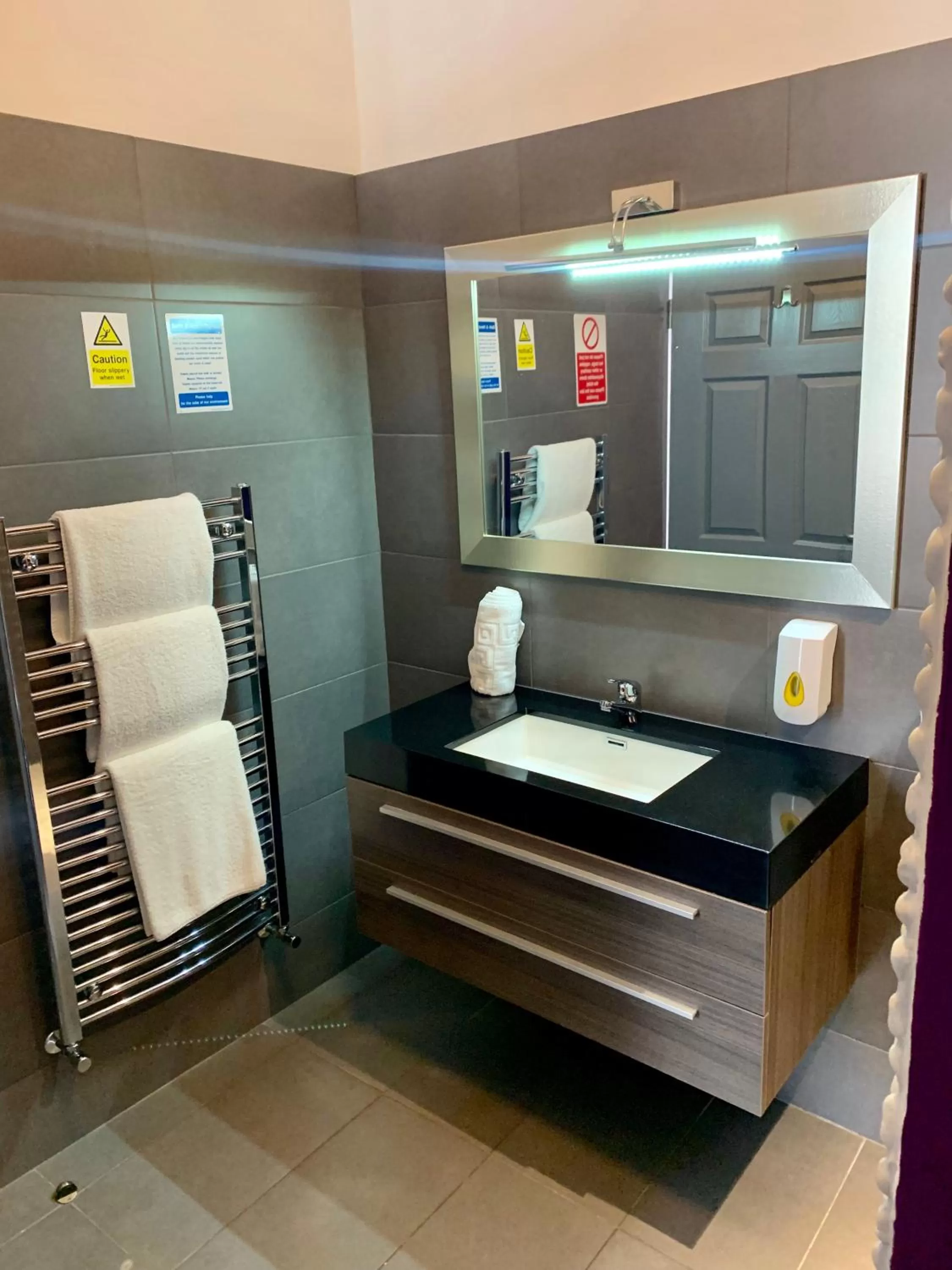 Bathroom in Bennetts Hotel