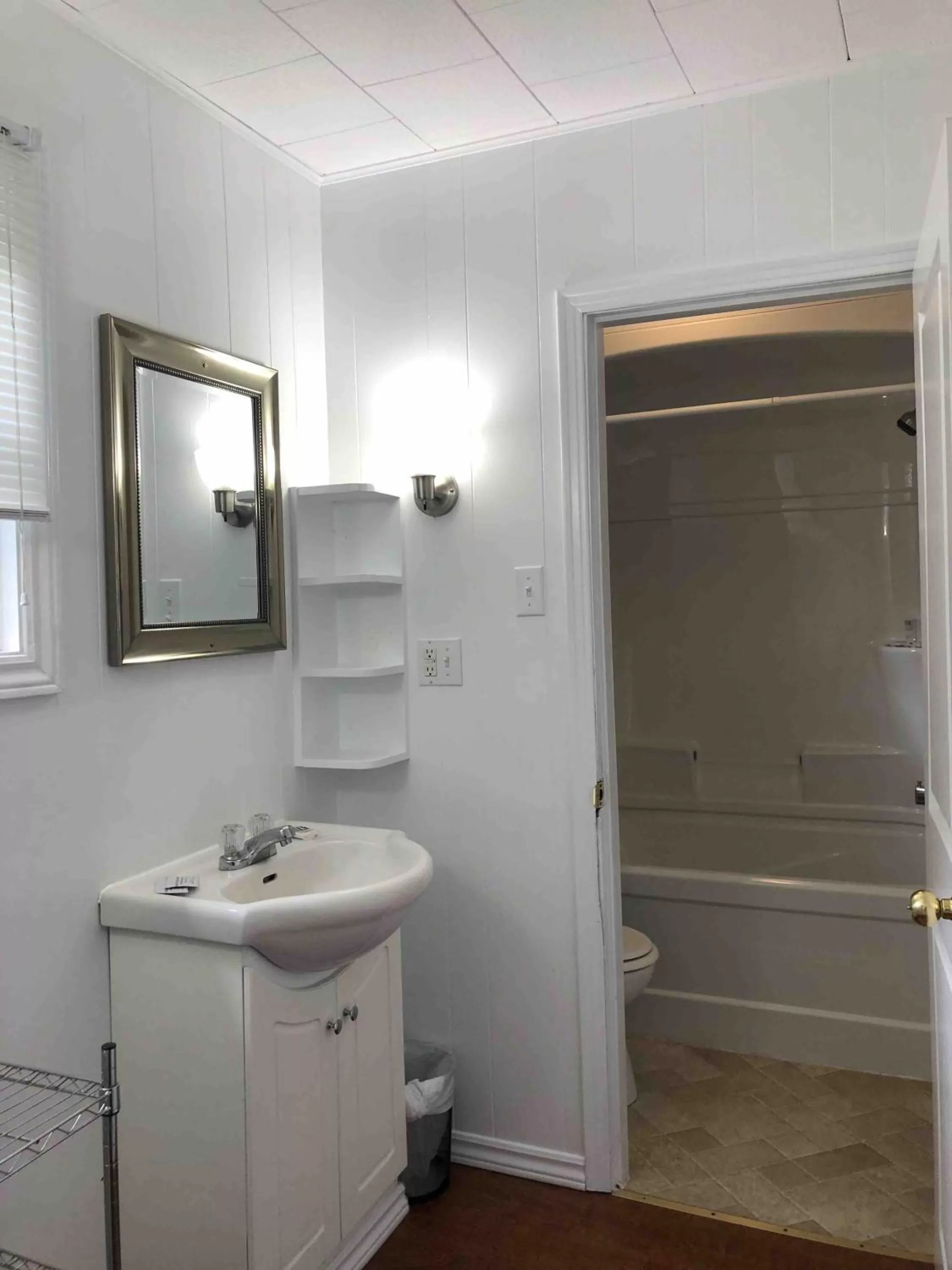 Bathroom in Lakelawn B&B and Motel