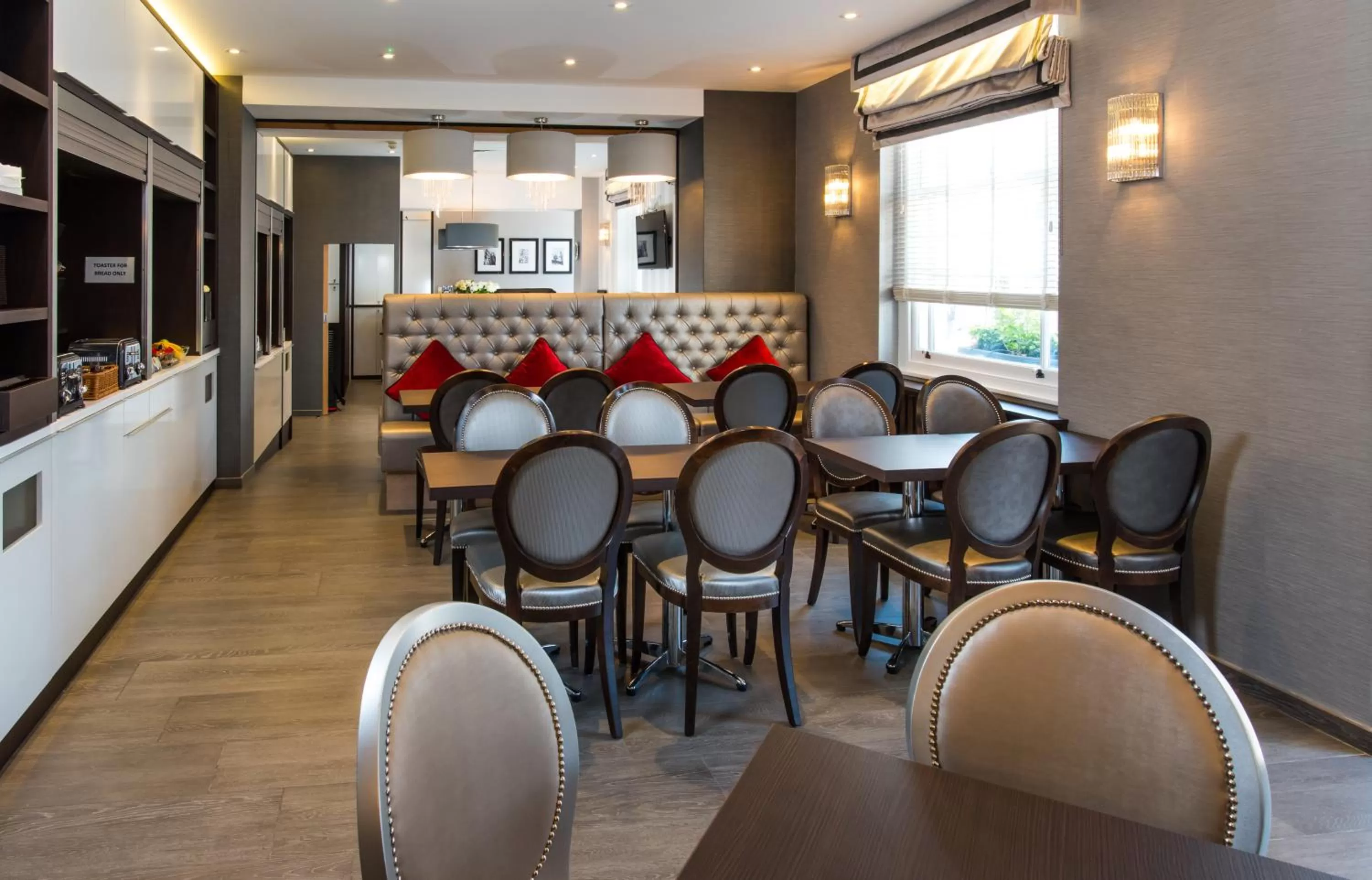 Communal lounge/ TV room in Best Western Buckingham Palace Rd