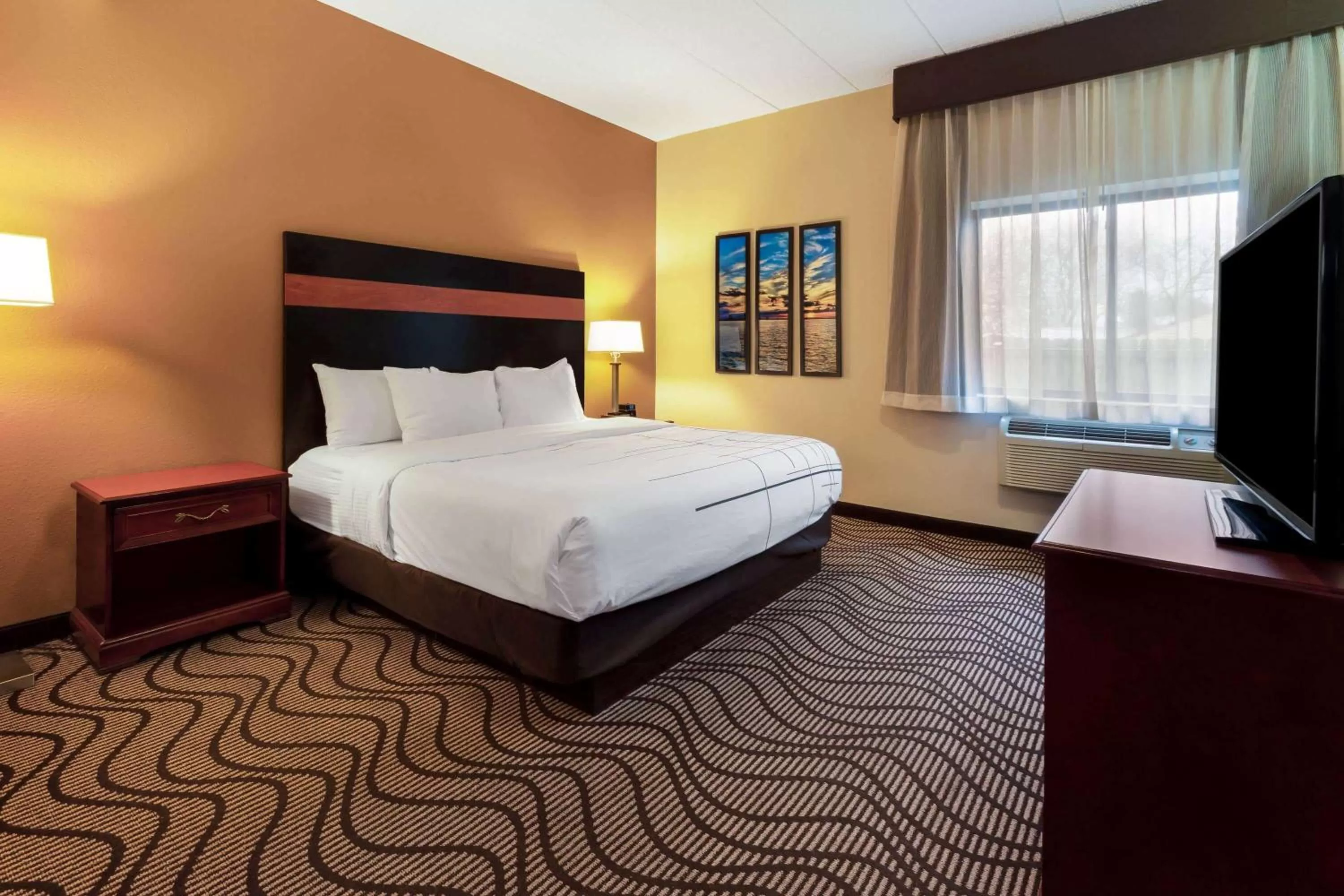 Photo of the whole room, Bed in La Quinta Inn by Wyndham Sandusky near Cedar Point