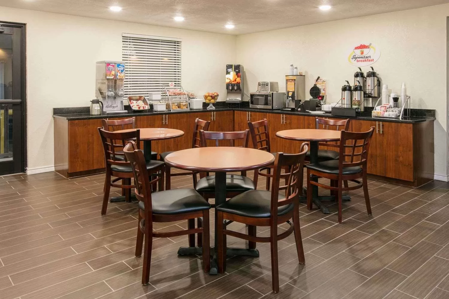 Coffee/tea facilities in Super 8 by Wyndham Duncan