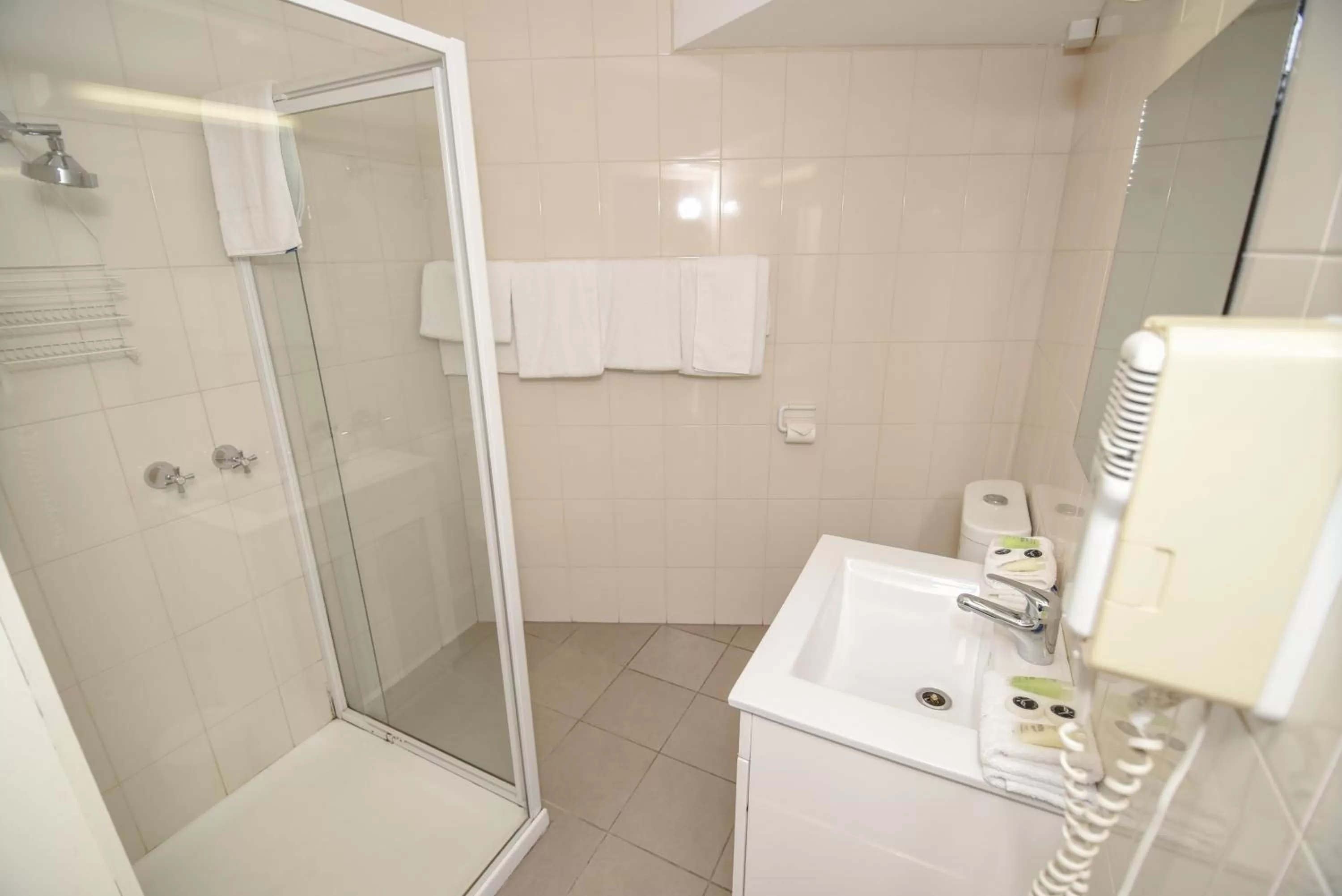 Bathroom in Dandenong Motel