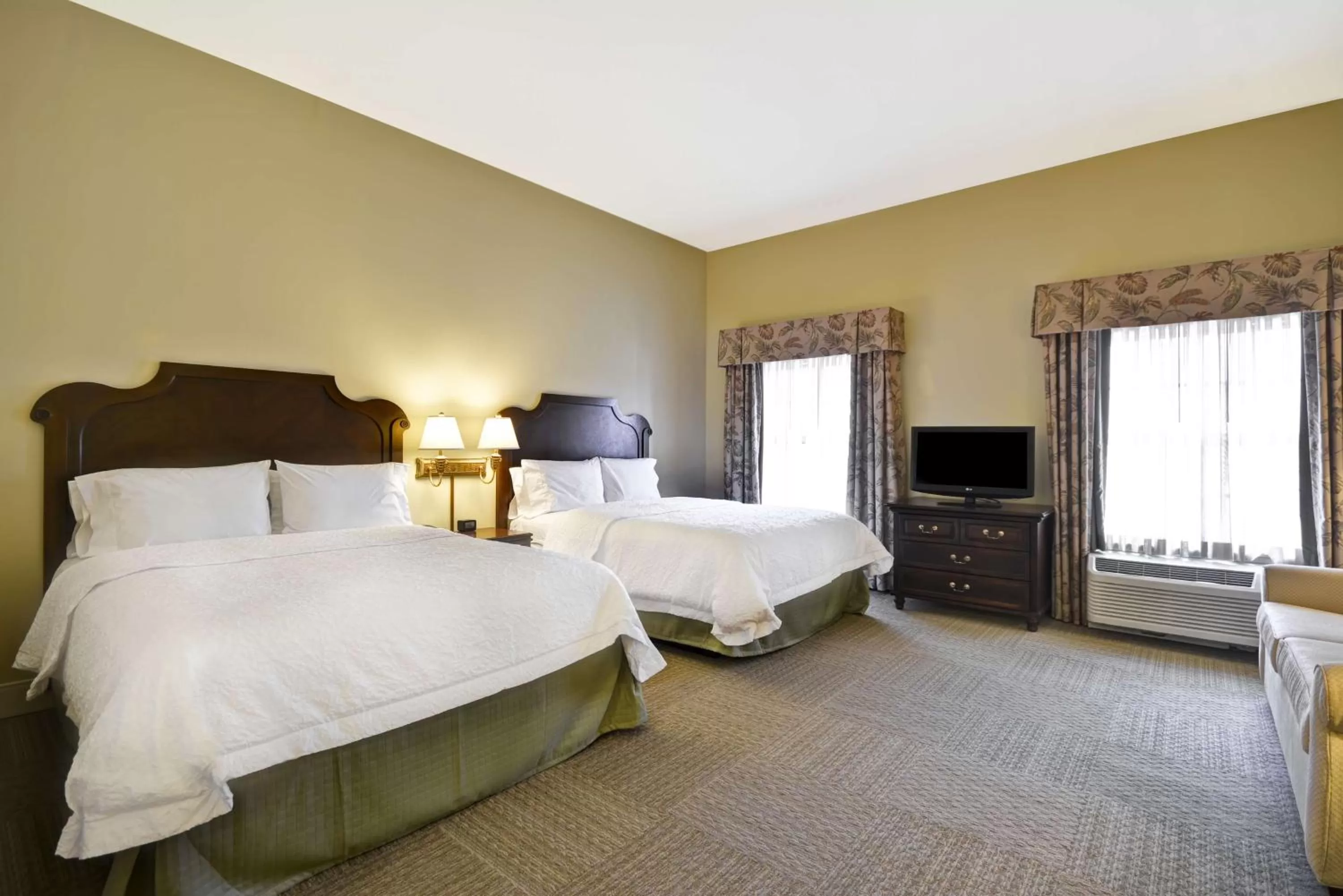 Living room, Bed in Hampton Inn & Suites Savannah Historic District