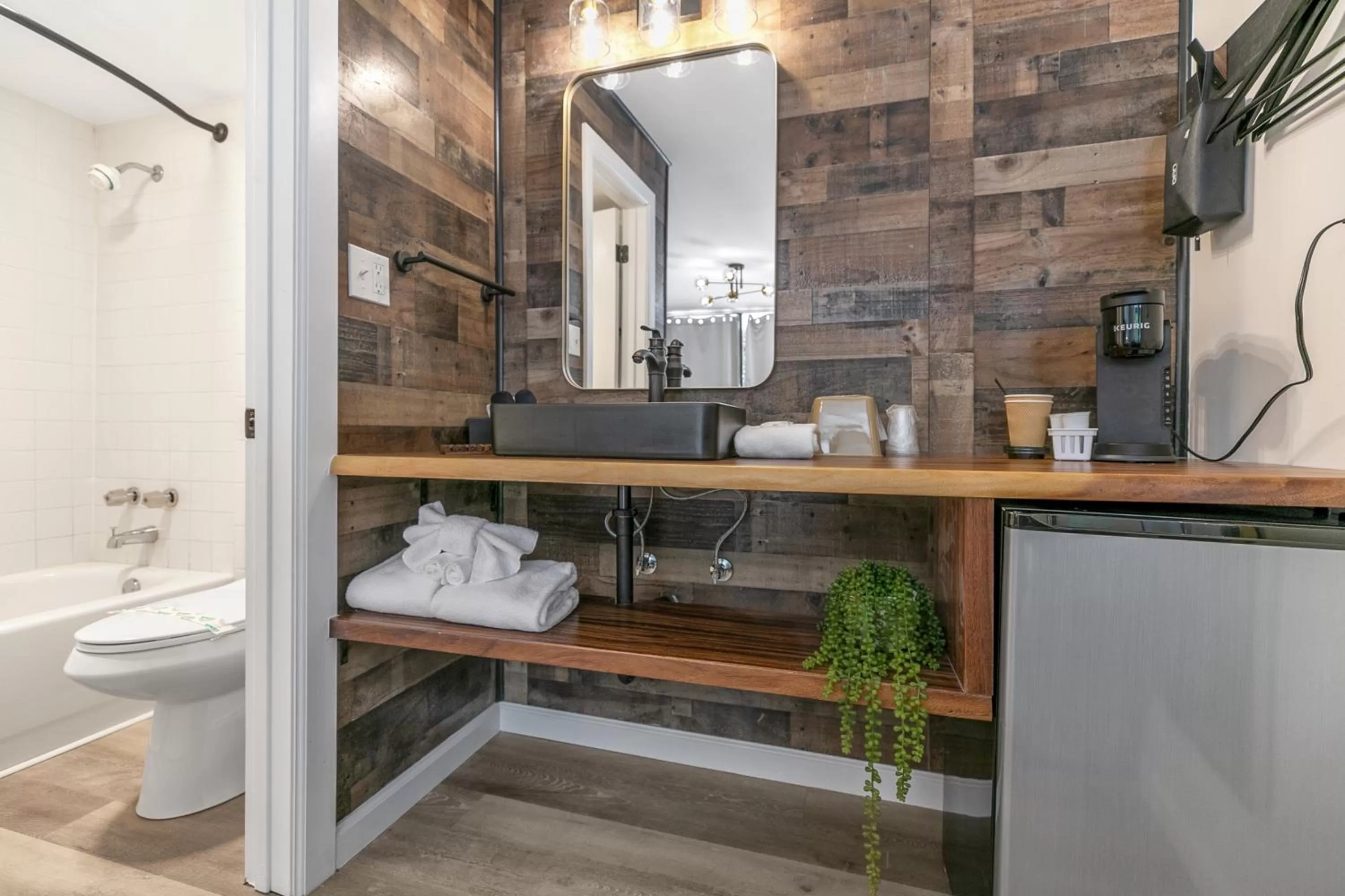 Shower in Candlewick Inn and Suites