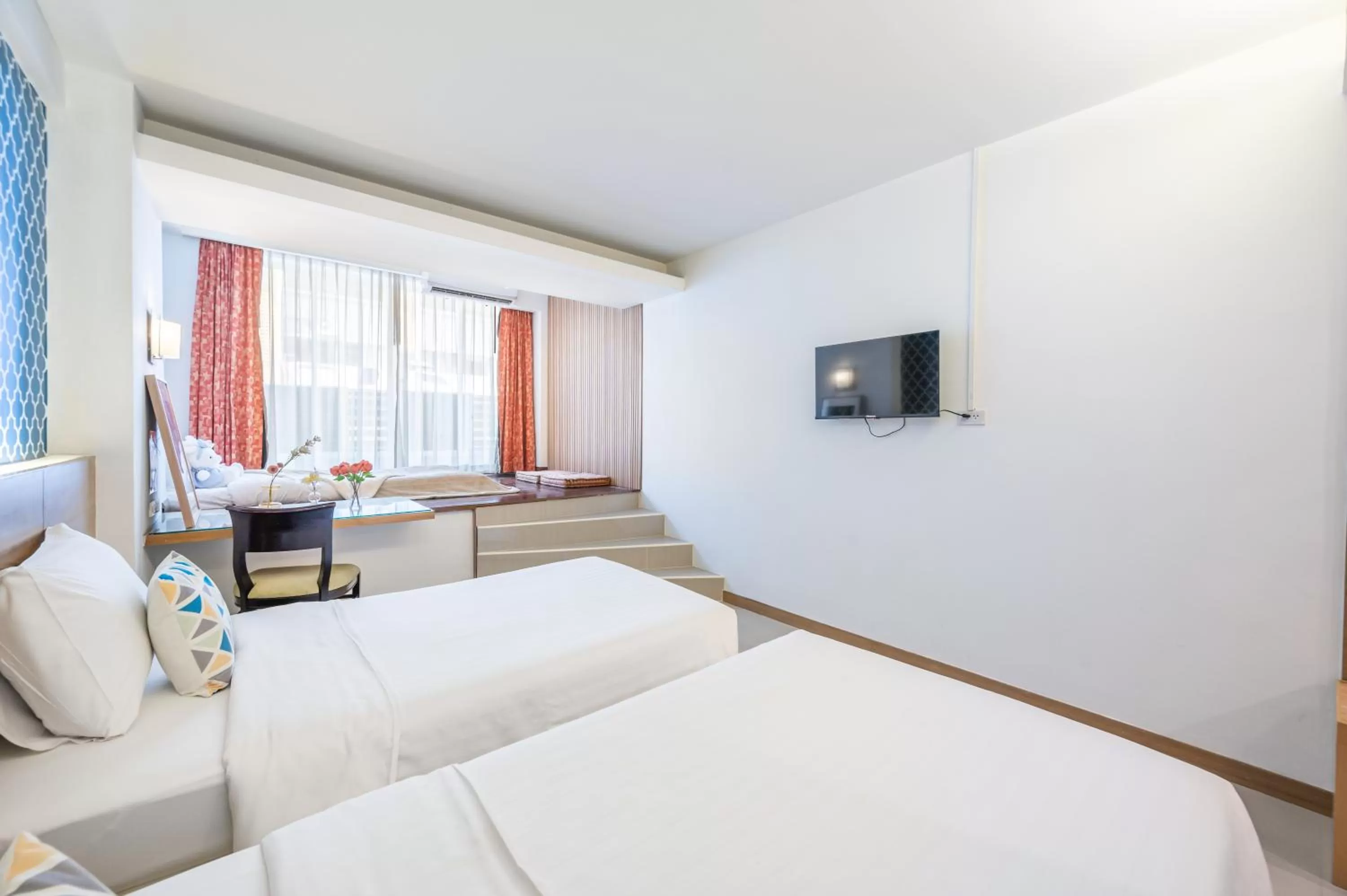 Communal lounge/ TV room, Bed in P2 Boutique