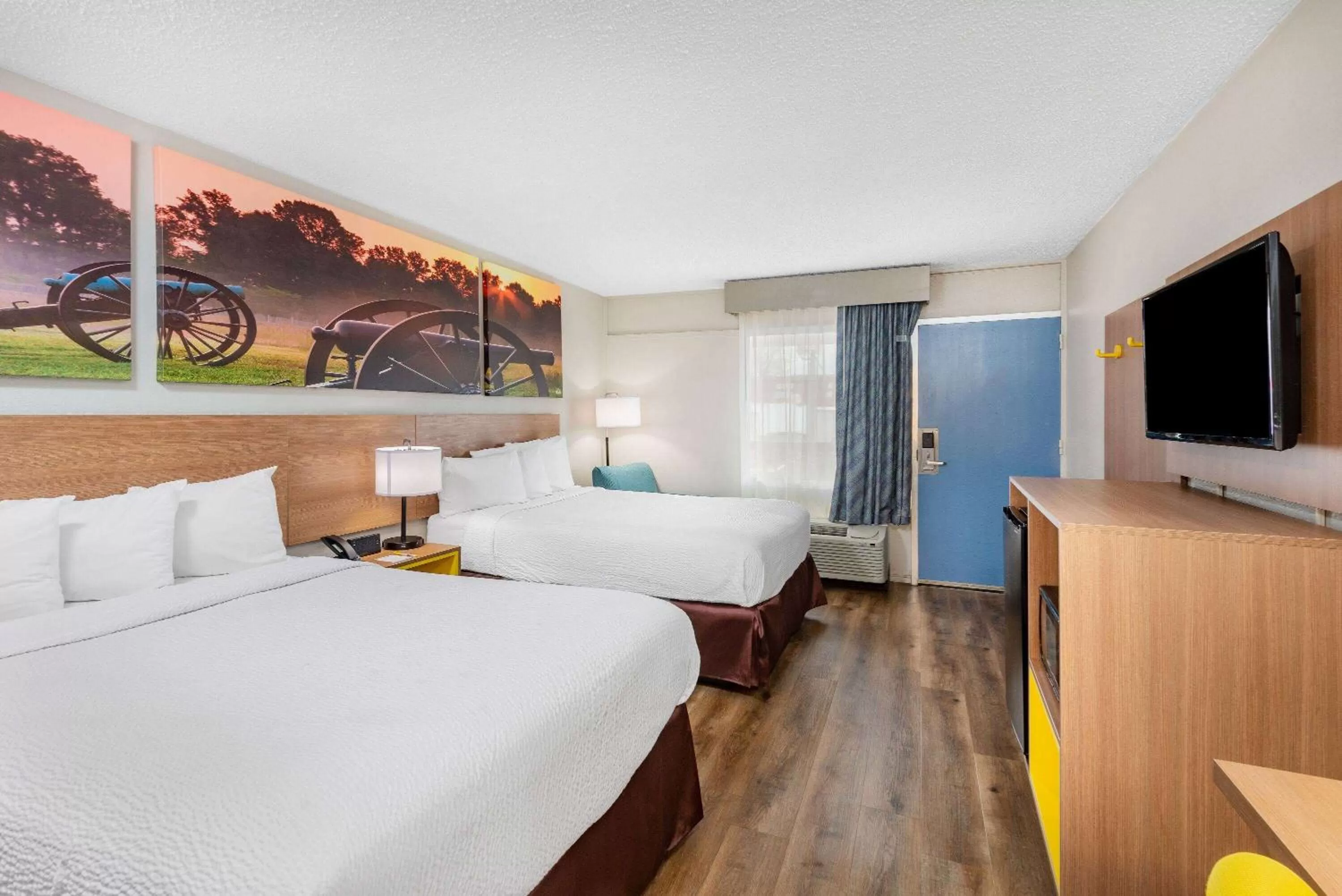 Photo of the whole room, Bed in Days Inn by Wyndham Charlottesville/University Area