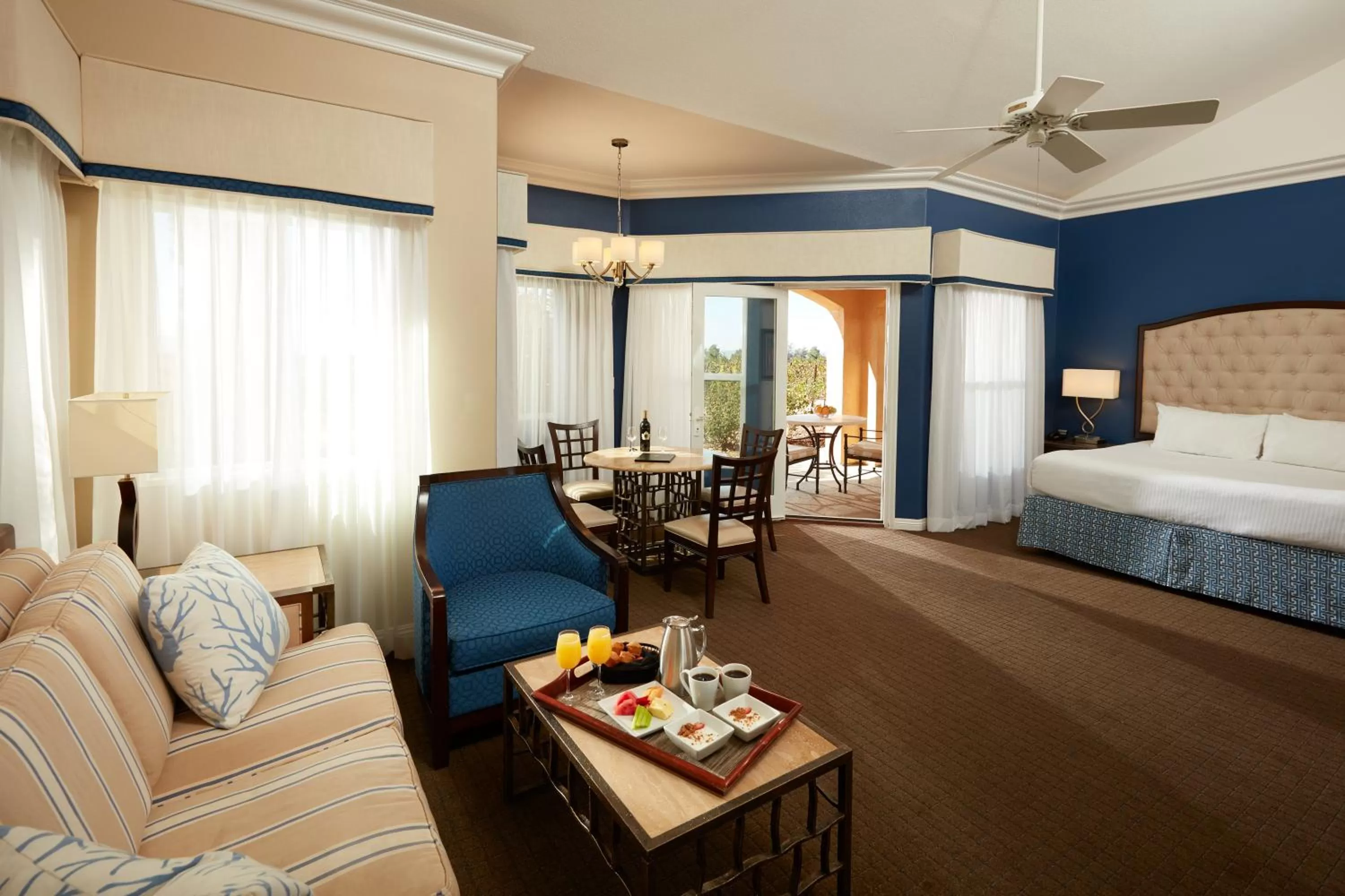 Living room, Bed in Carter Estate Winery and Resort