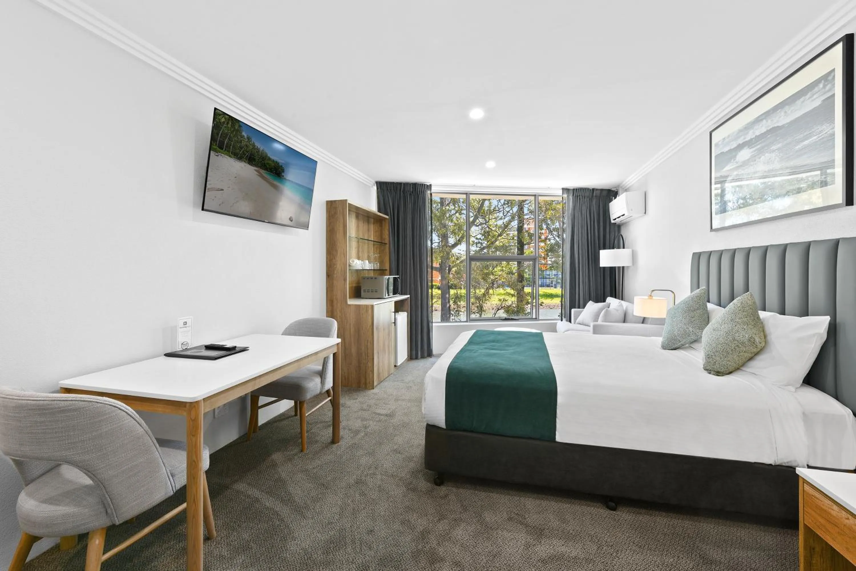 Superior Queen Room in Palm Court Motor Inn