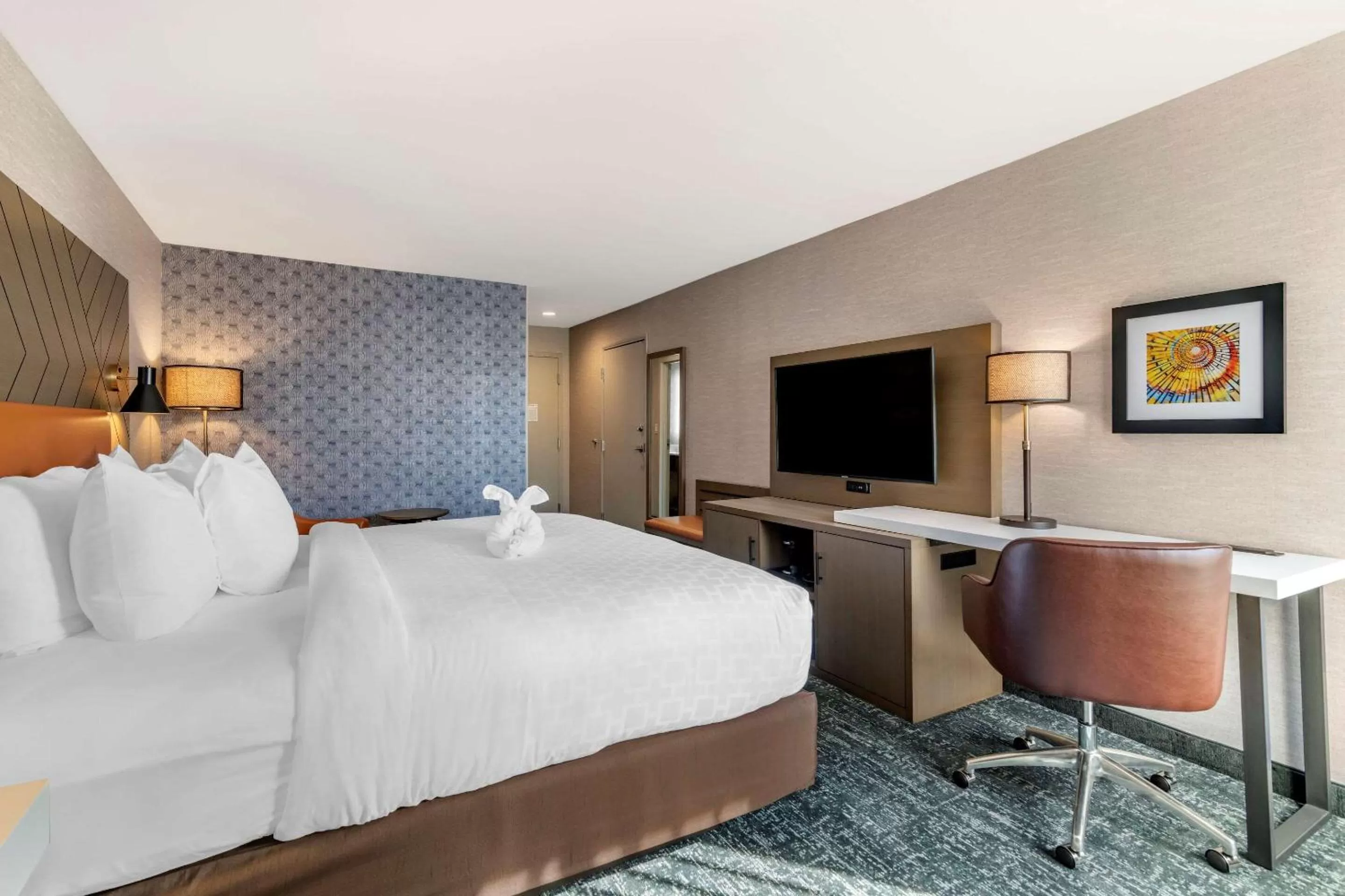 Photo of the whole room, Bed in Clarion Inn Nashua