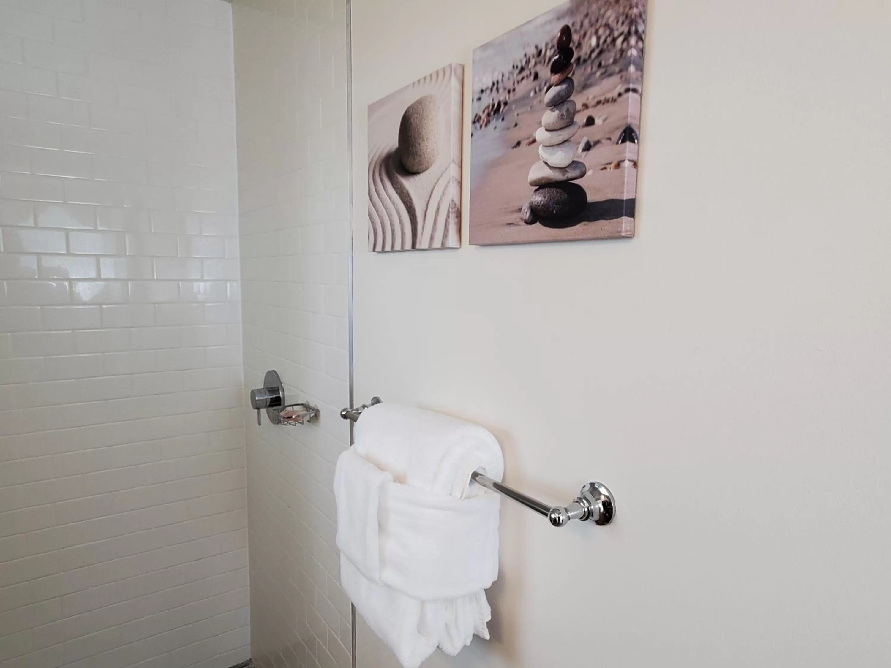 Shower, Bathroom in Moonstone Beach Motel
