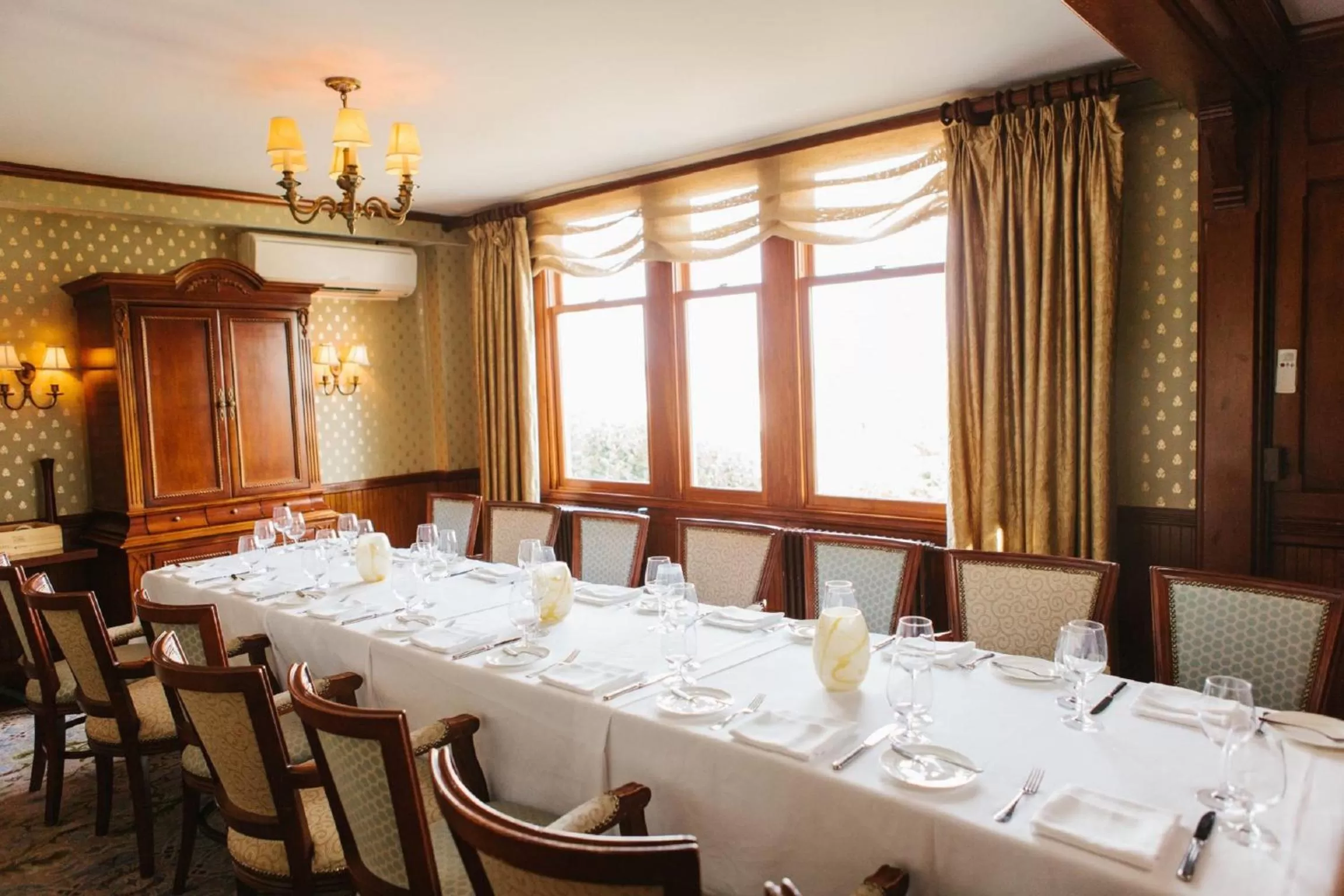 Restaurant/places to eat in Castle Hill Inn