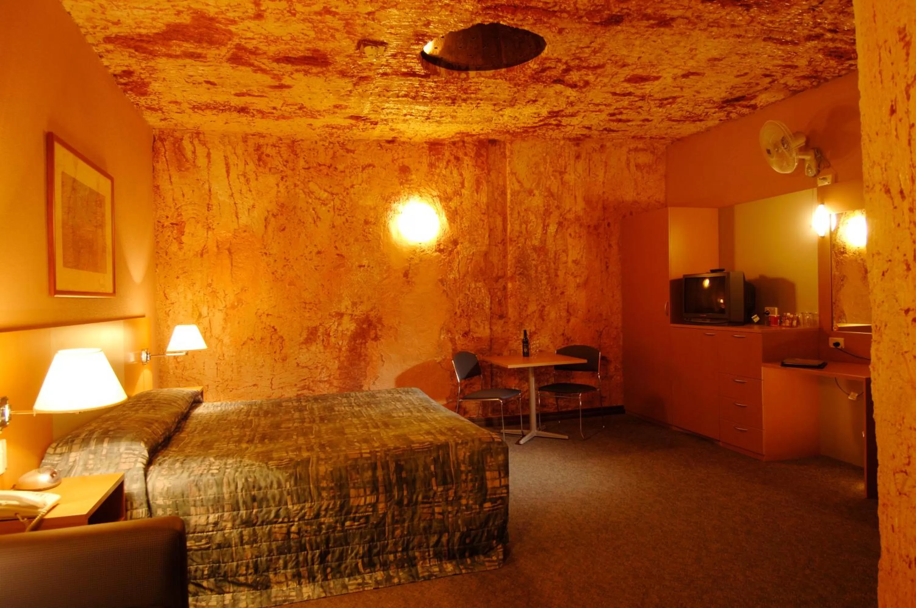 Photo of the whole room, Bed in Desert Cave Hotel