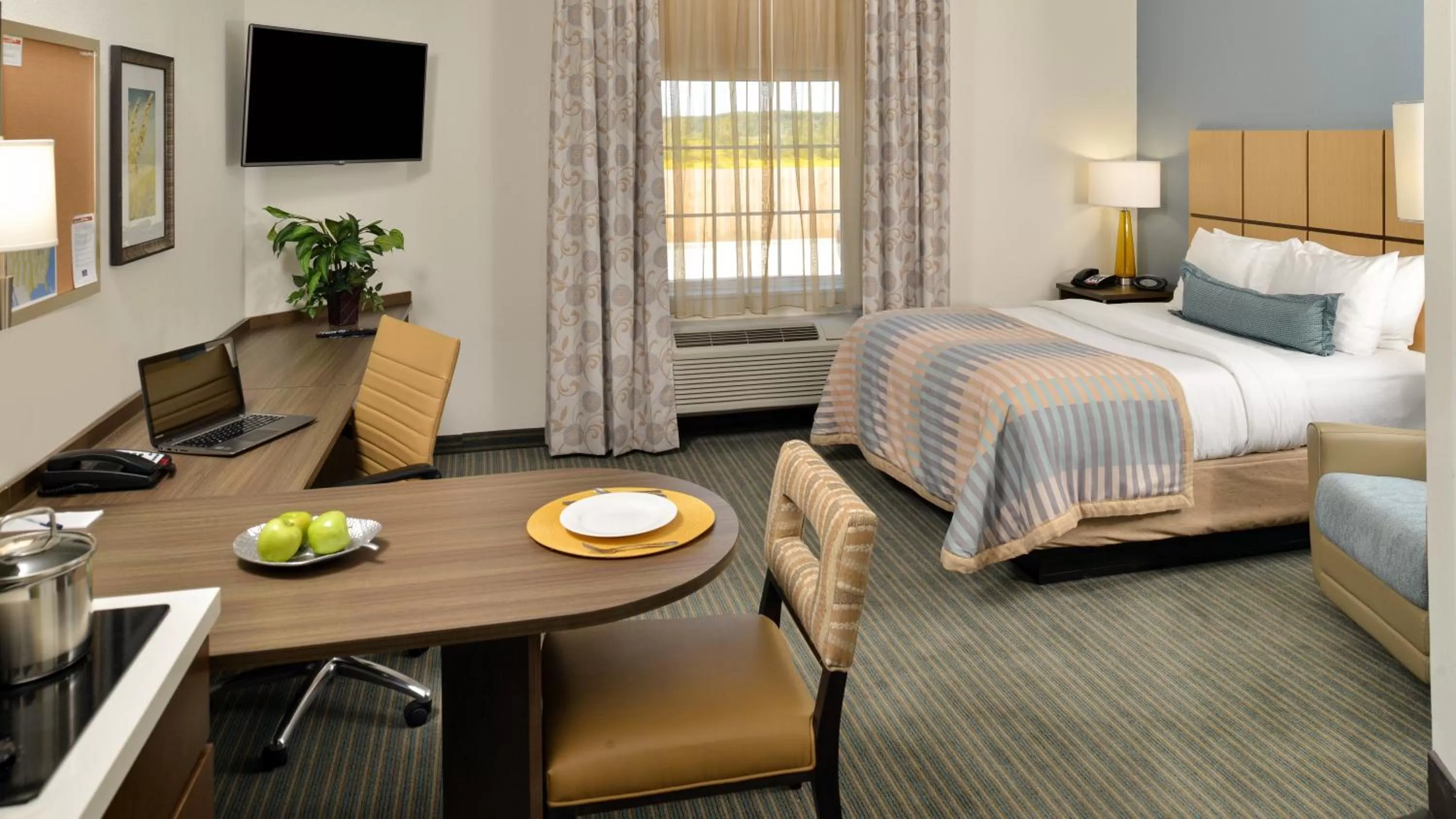 Photo of the whole room, Bed in Candlewood Suites Houma by IHG