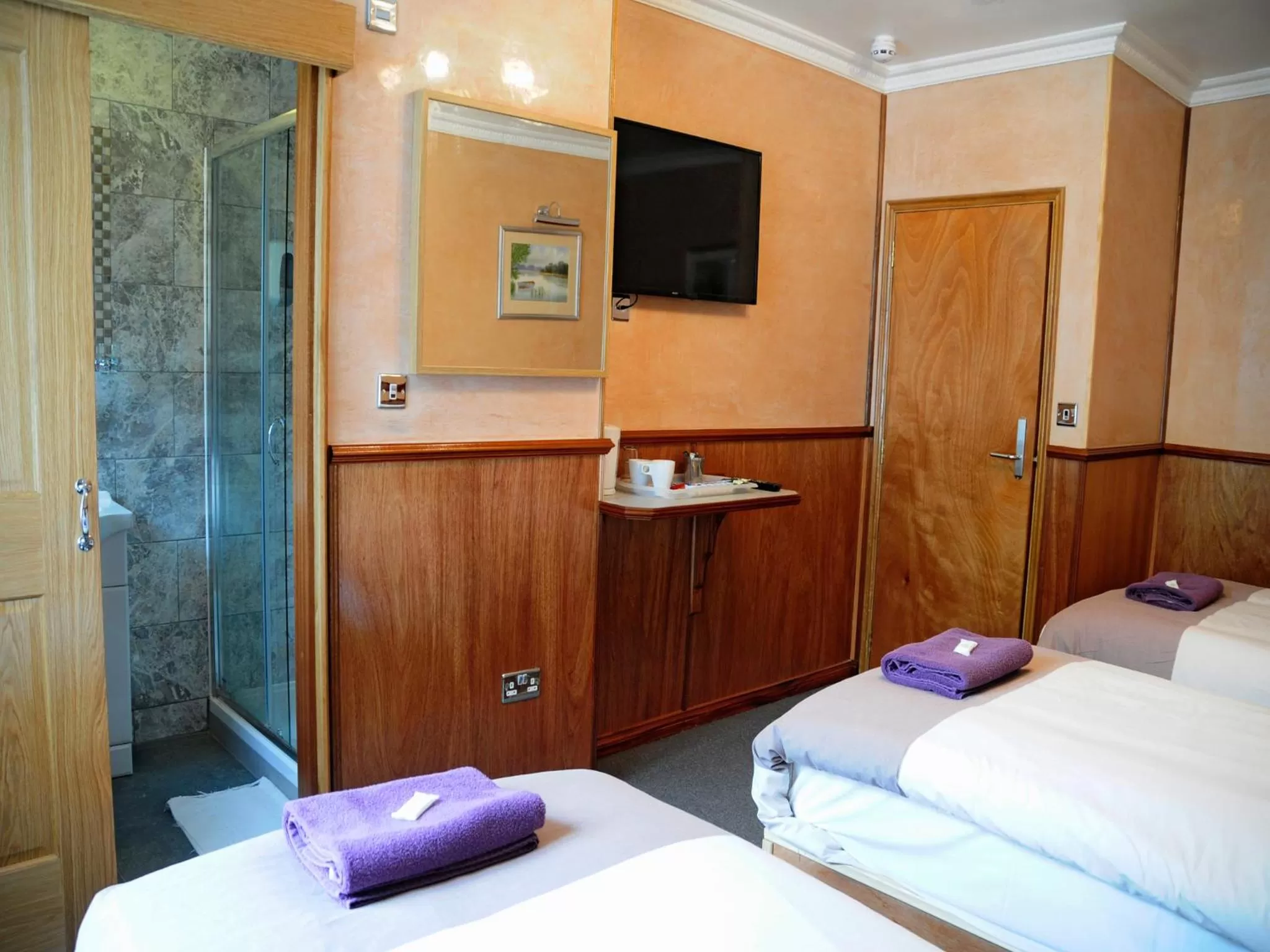 Photo of the whole room, Bed in Cricklewood Lodge Hotel