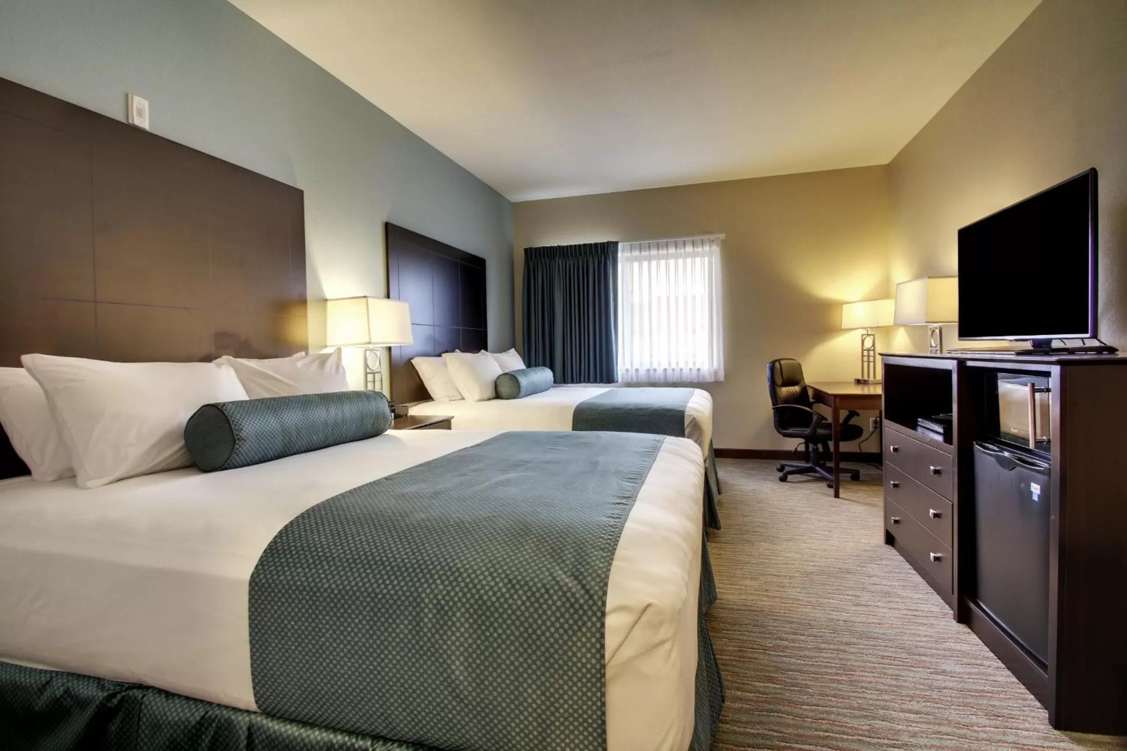 Photo of the whole room, Bed in Cobblestone Inn & Suites - Fort Dodge