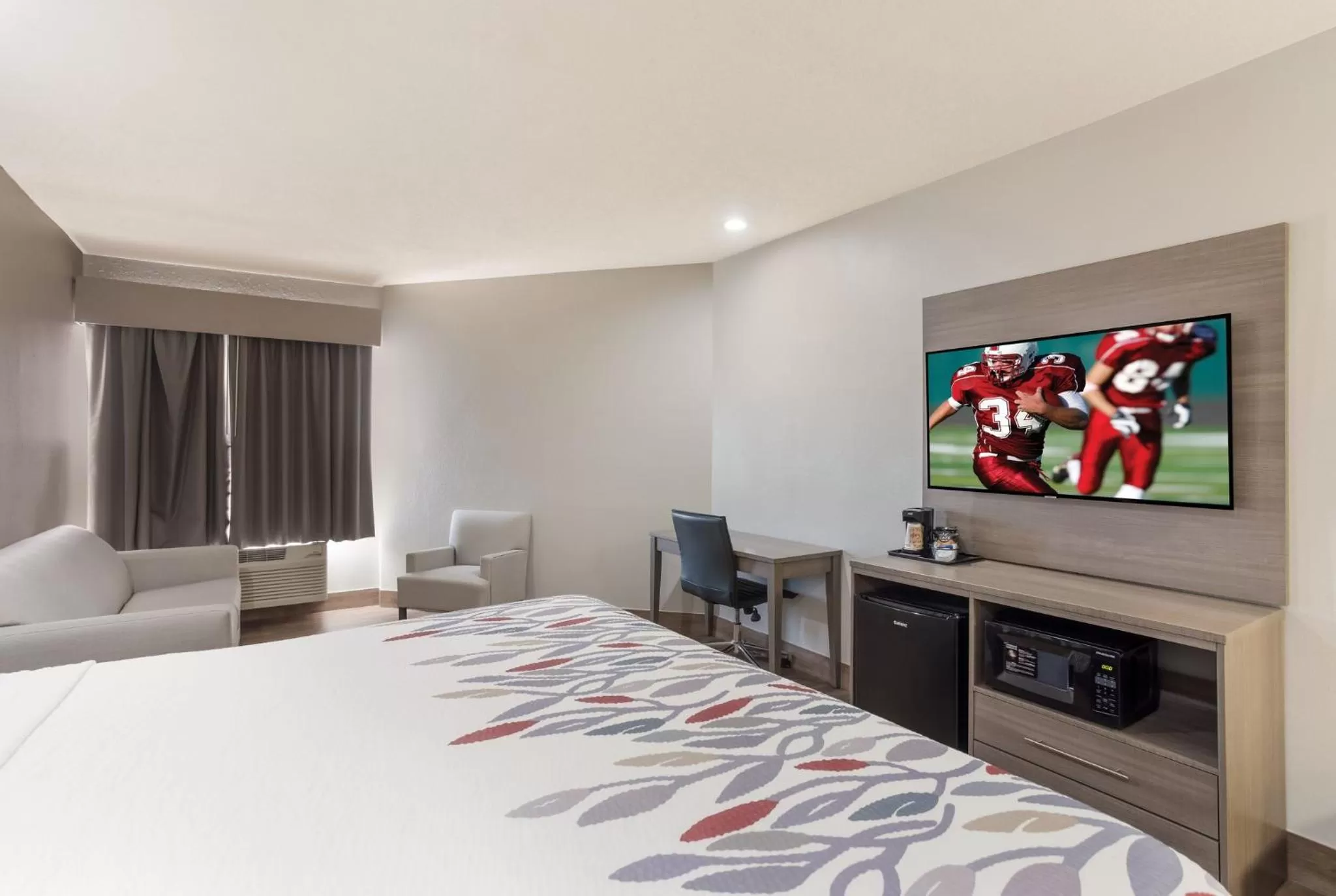 Photo of the whole room, Bed in Red Roof Inn & Suites Corbin