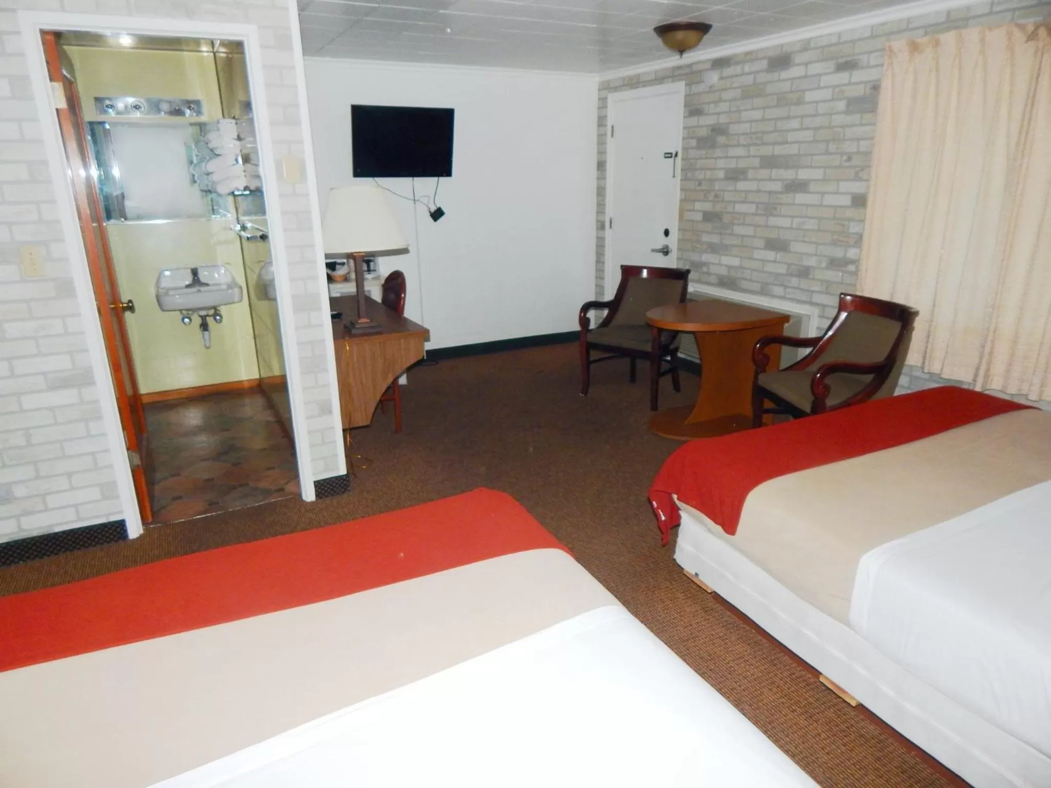 Queen Room with Two Queen Beds in Motel Nicholas
