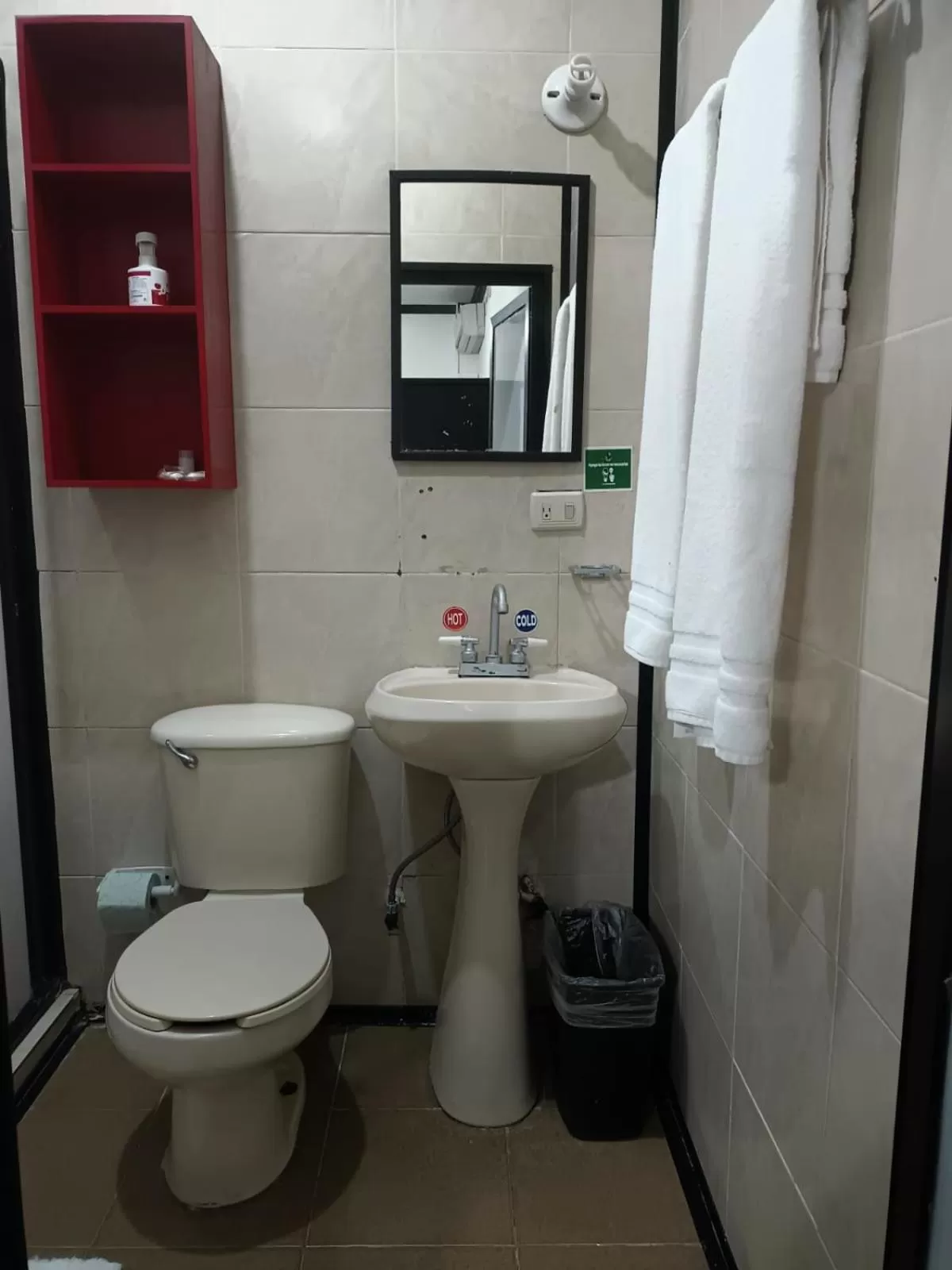 Toilet in Hotel Garcias Suites, Linares