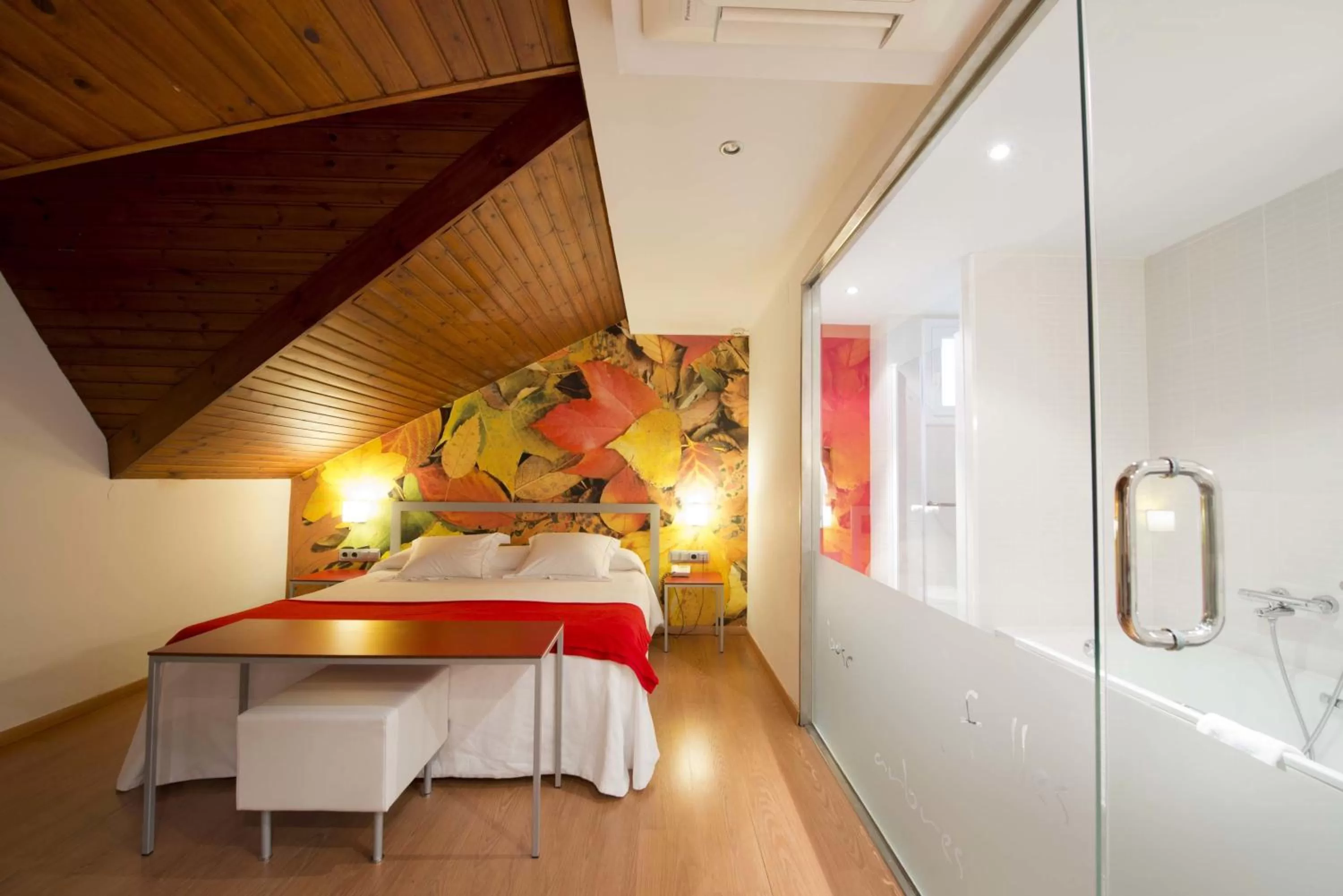 Photo of the whole room, Bed in Hotel Restaurant Pessets & SPA