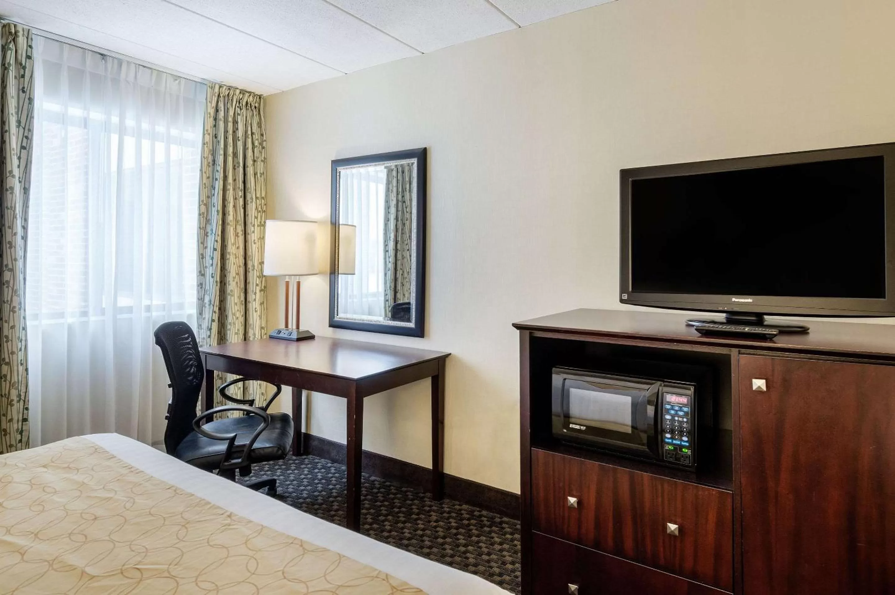 Photo of the whole room, TV/Entertainment Center in Clarion Hotel Seekonk - Providence