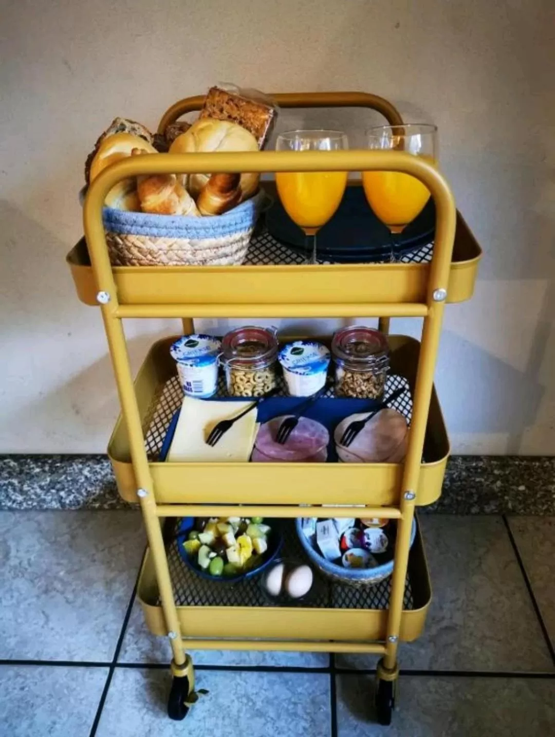 Breakfast in bnbheerhugowaard wooden