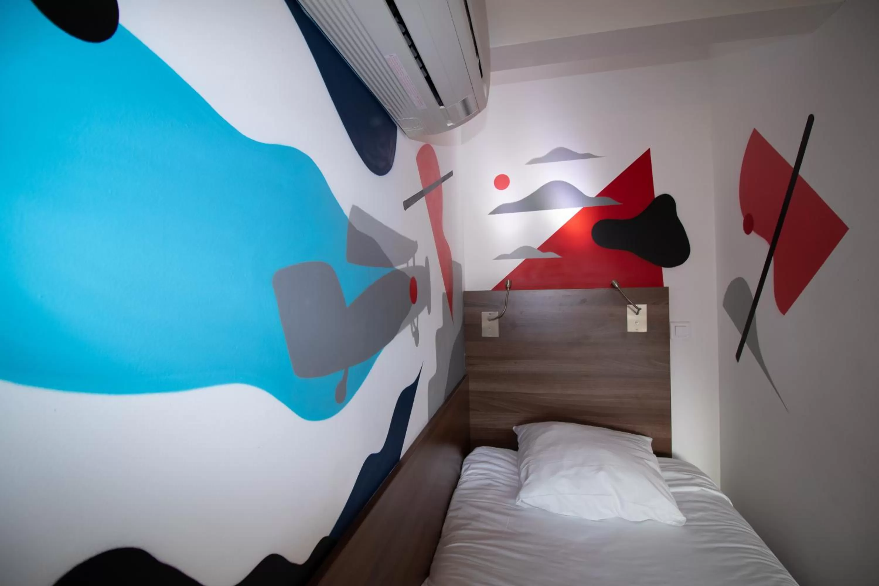 Photo of the whole room, Bed in Hôtel le Pastel