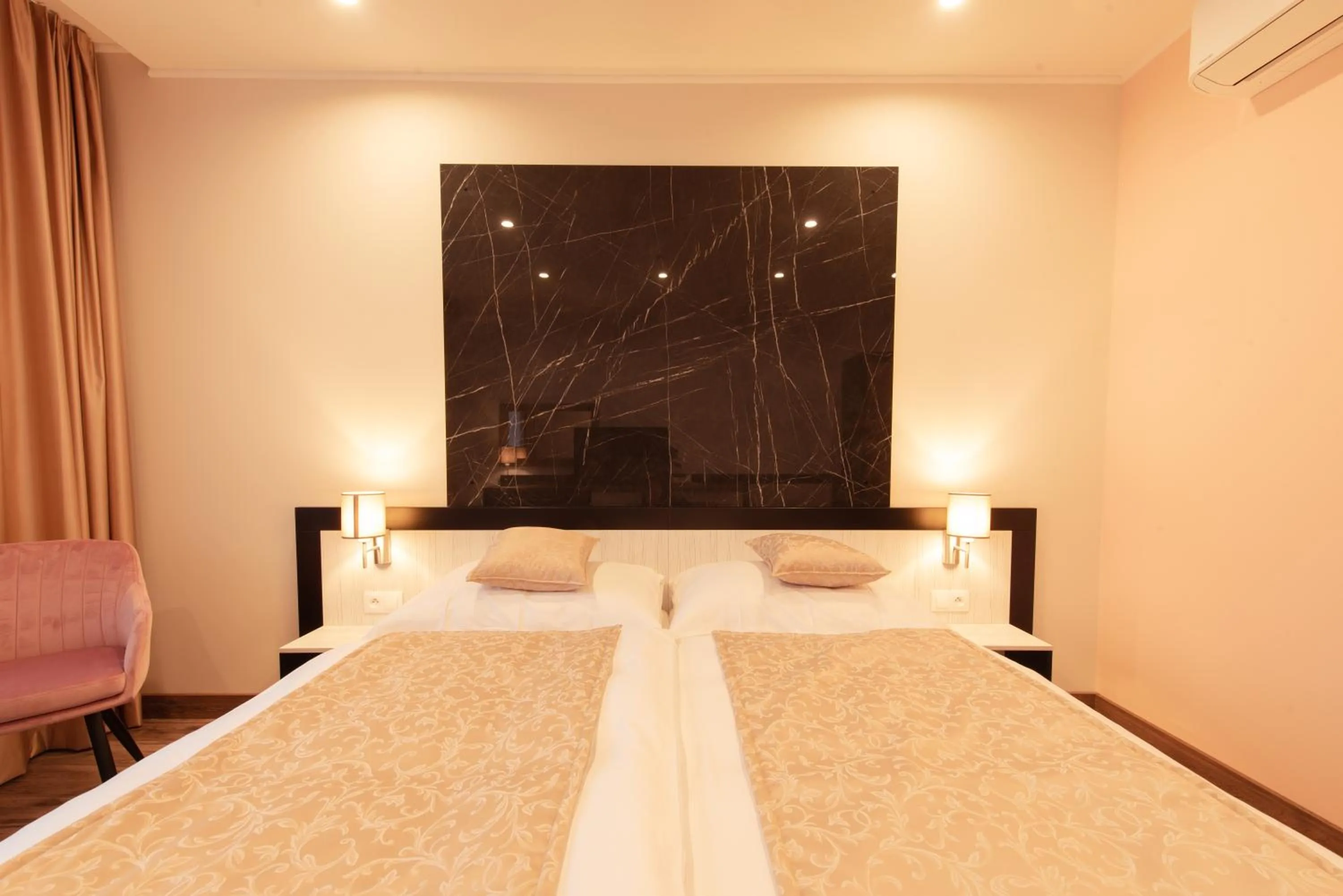 Property building, Bed in Hotel Viktor