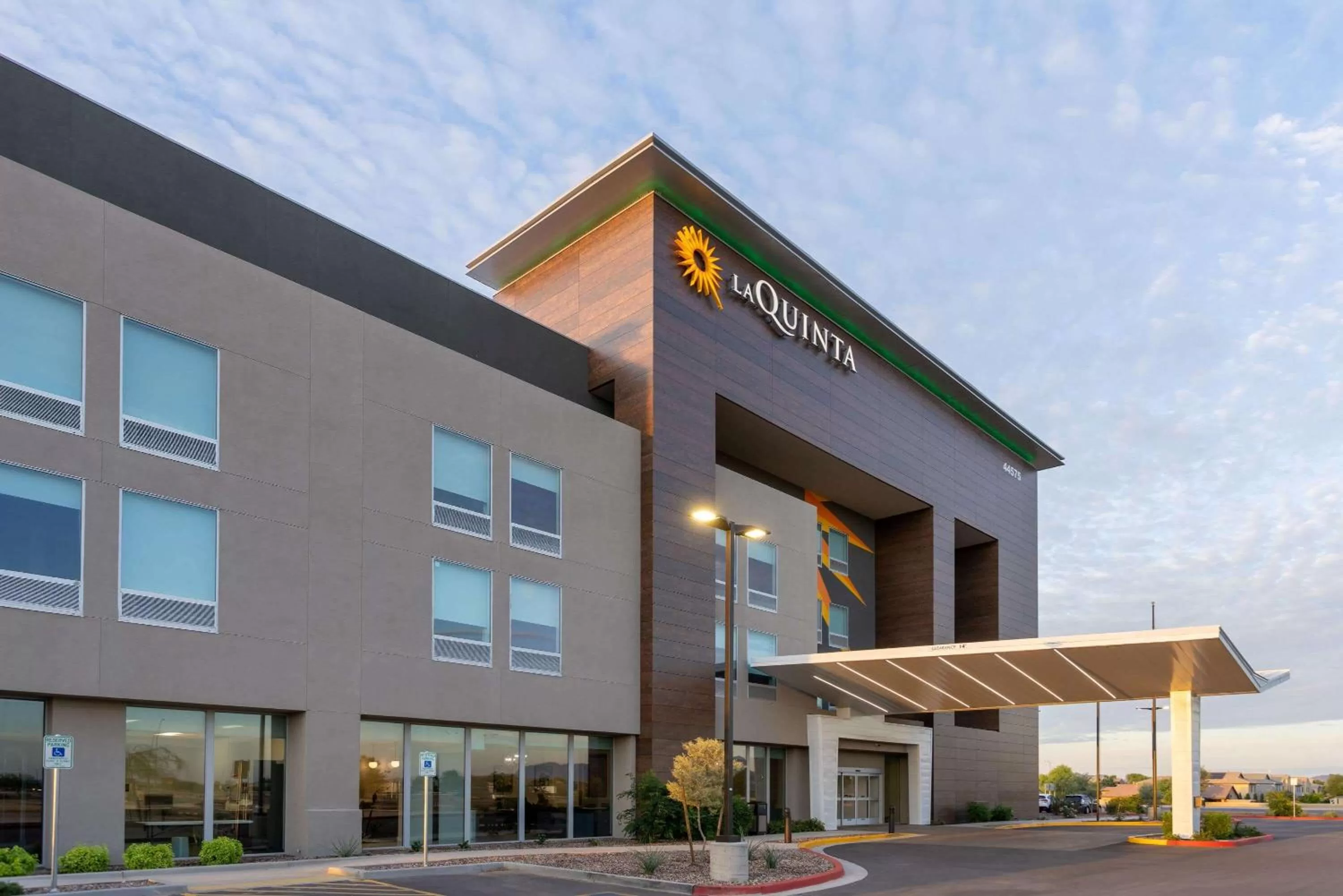Property building in La Quinta Inn & Suites by Wyndham Maricopa Copper Sky
