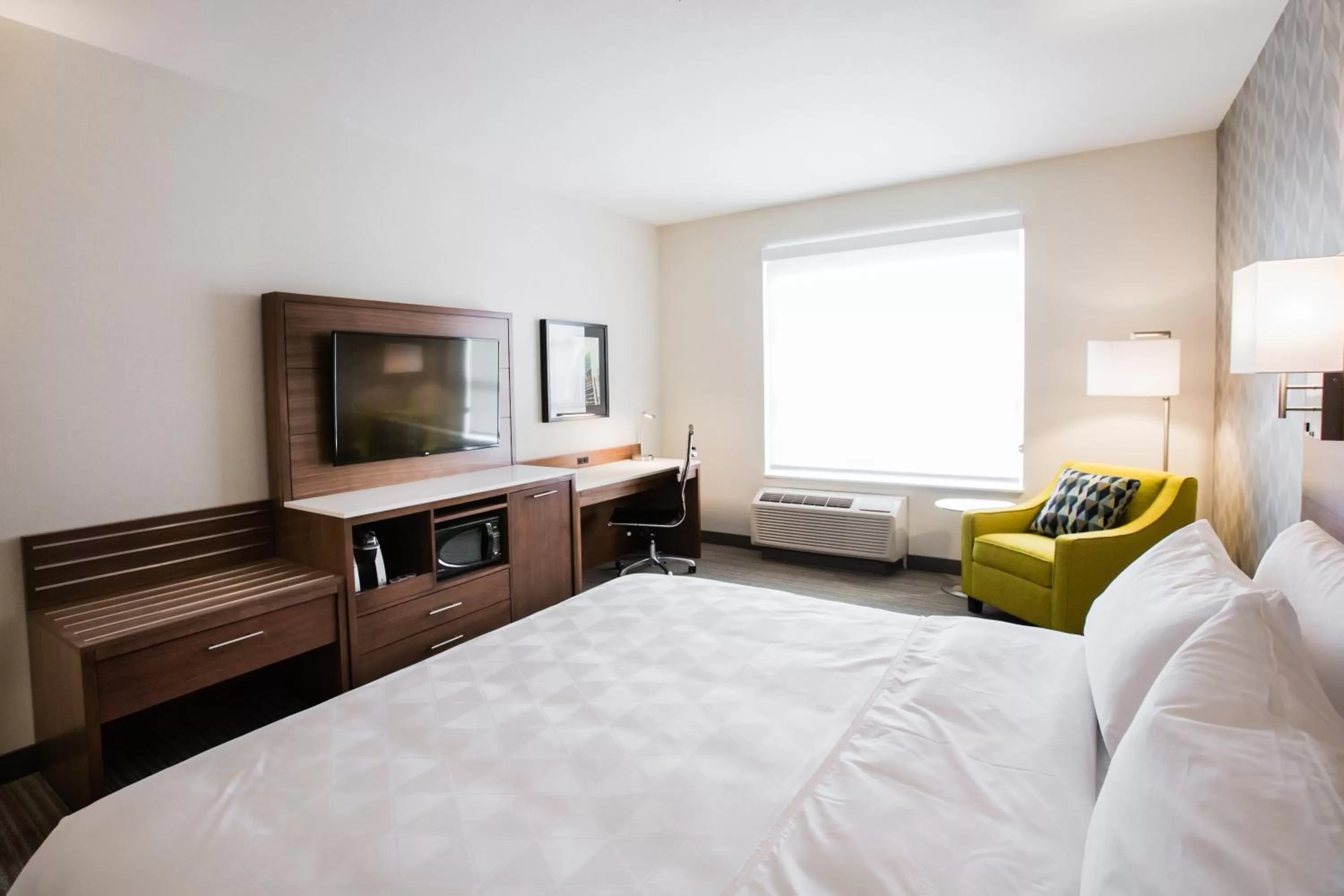 Photo of the whole room, Bed in Holiday Inn Hotel & Suites Calgary South - Conference Ctr by IHG