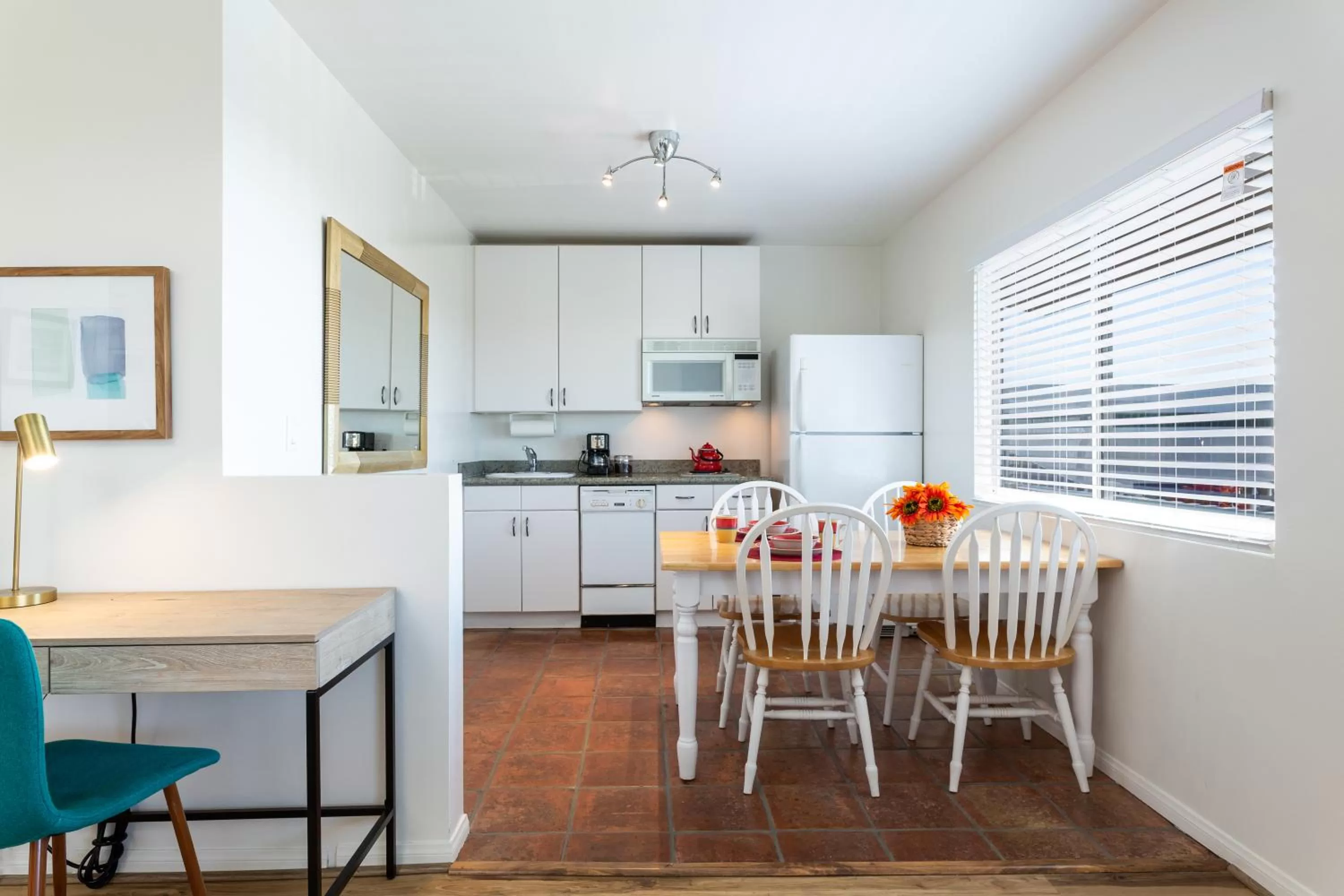 Kitchen or kitchenette in The Sea View Inn At The Beach