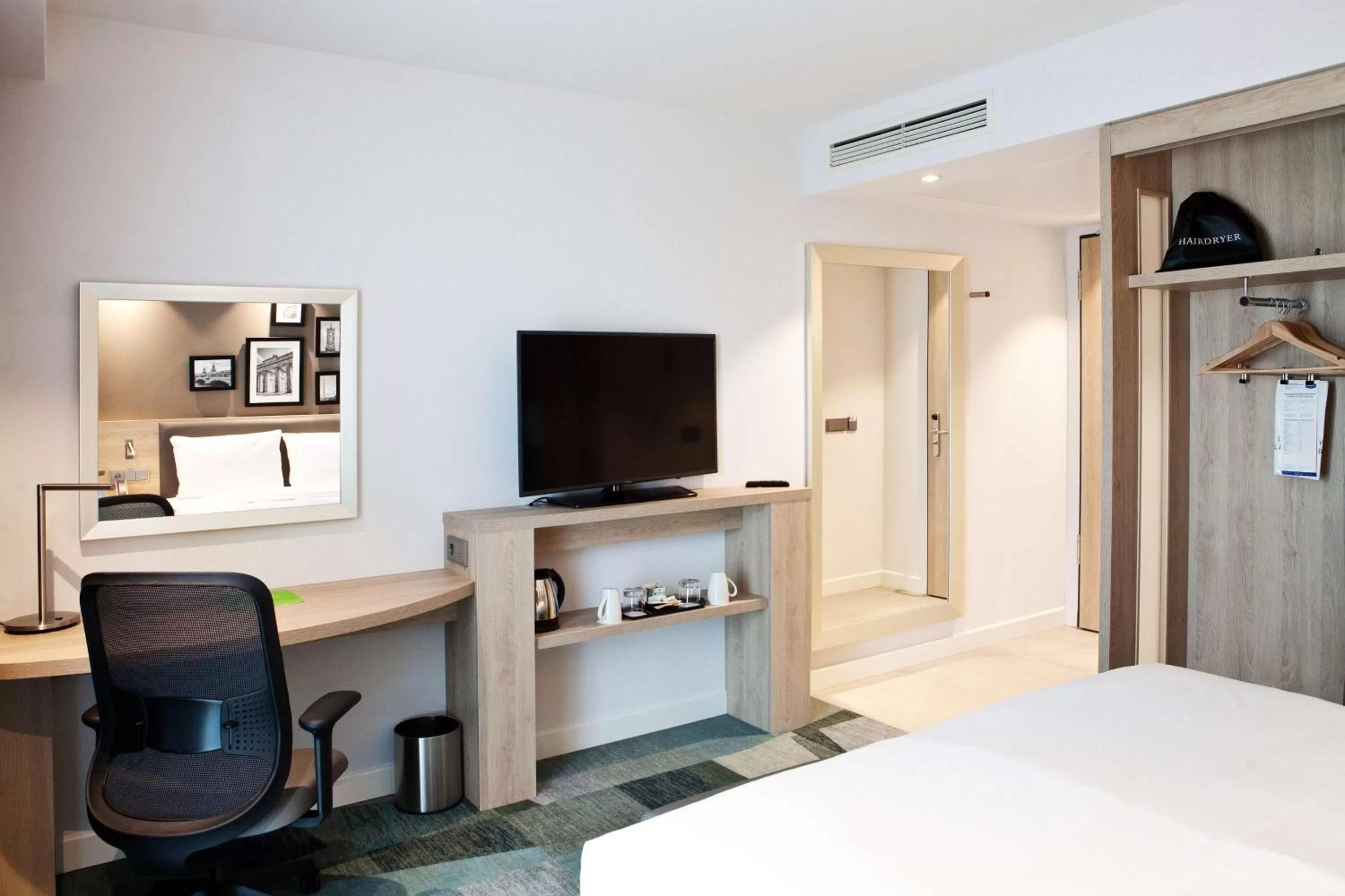 Bedroom, Bed in Hampton By Hilton Berlin City East Side Gallery