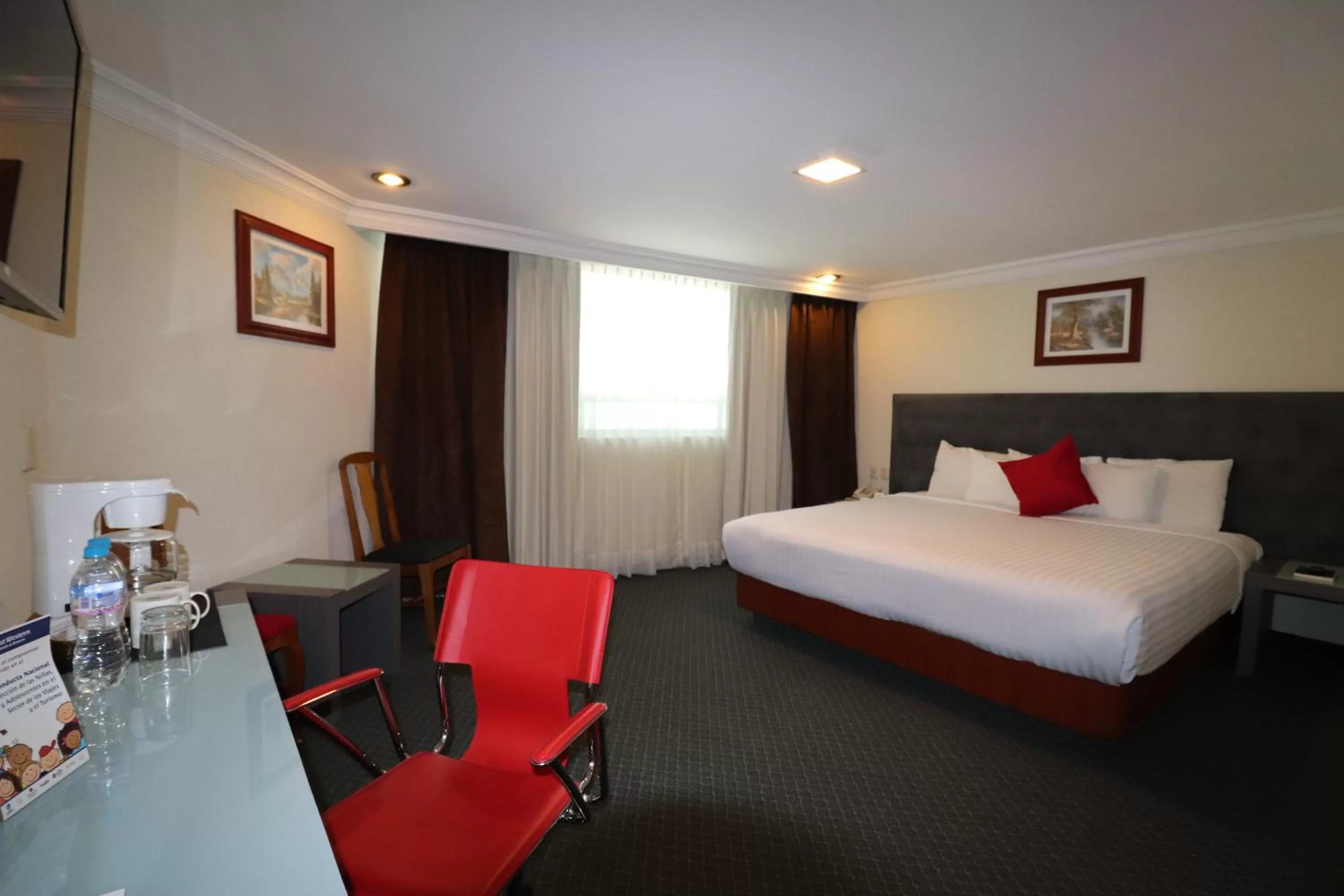 Photo of the whole room, Bed in Best Western Plus Gran Marques