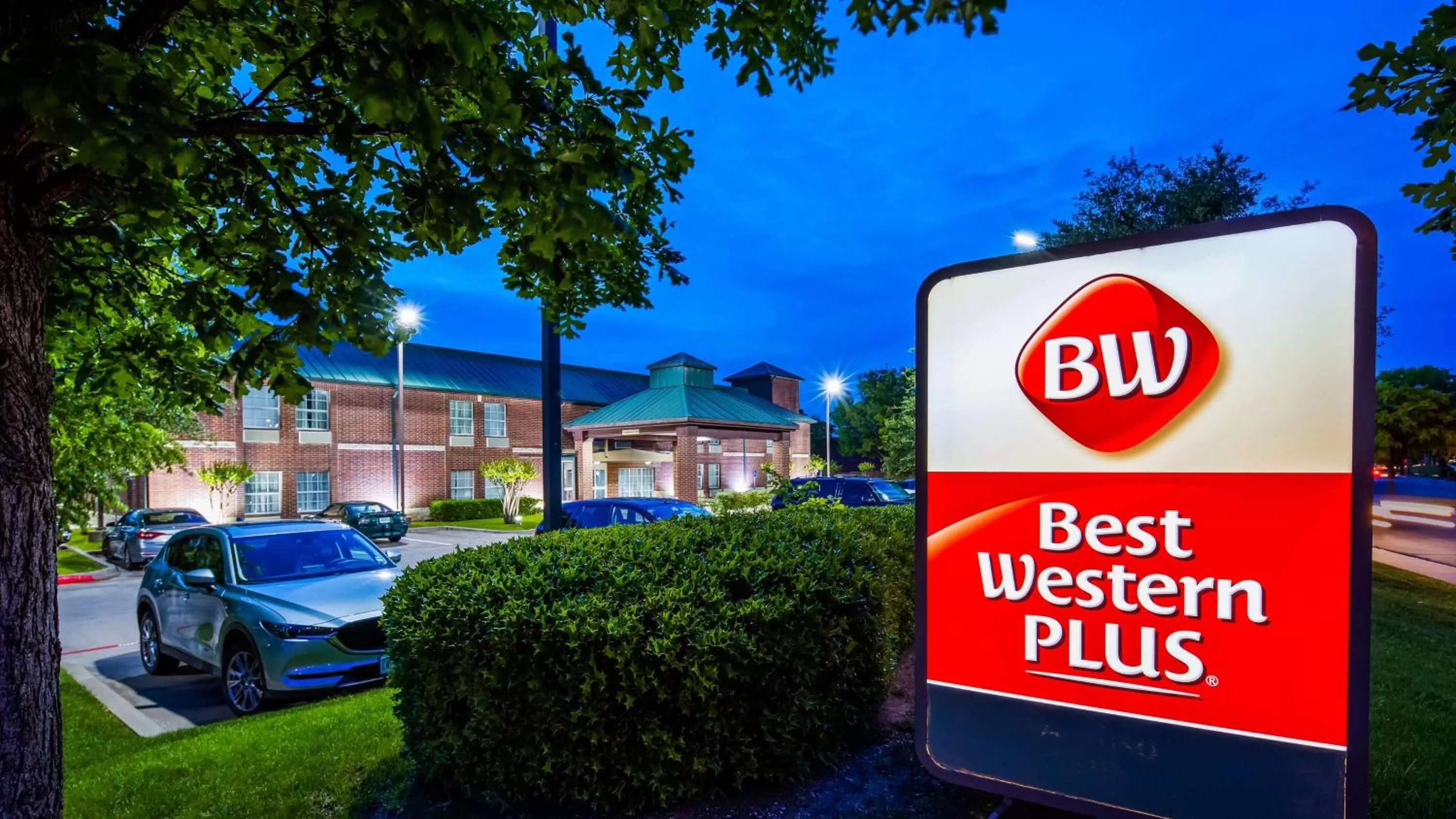 Property building in Best Western Plus Addison/Dallas Hotel
