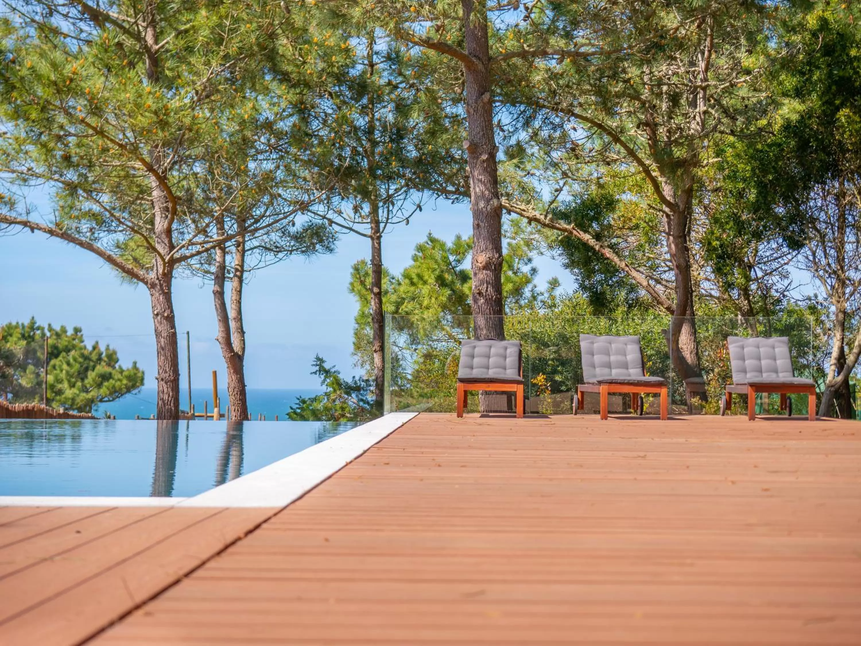 Swimming pool in Azen Cool House