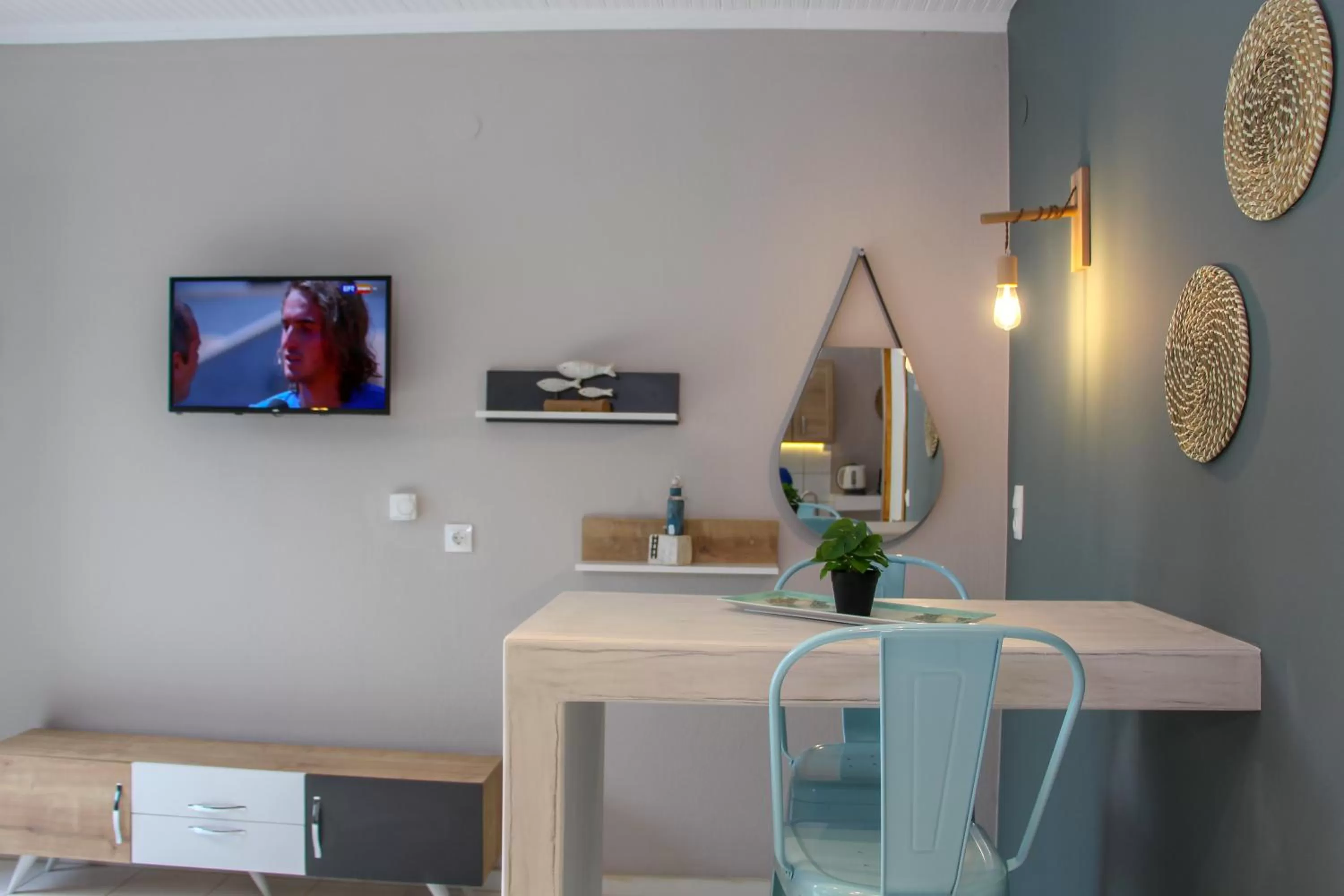 Lamprini's Deluxe Studios