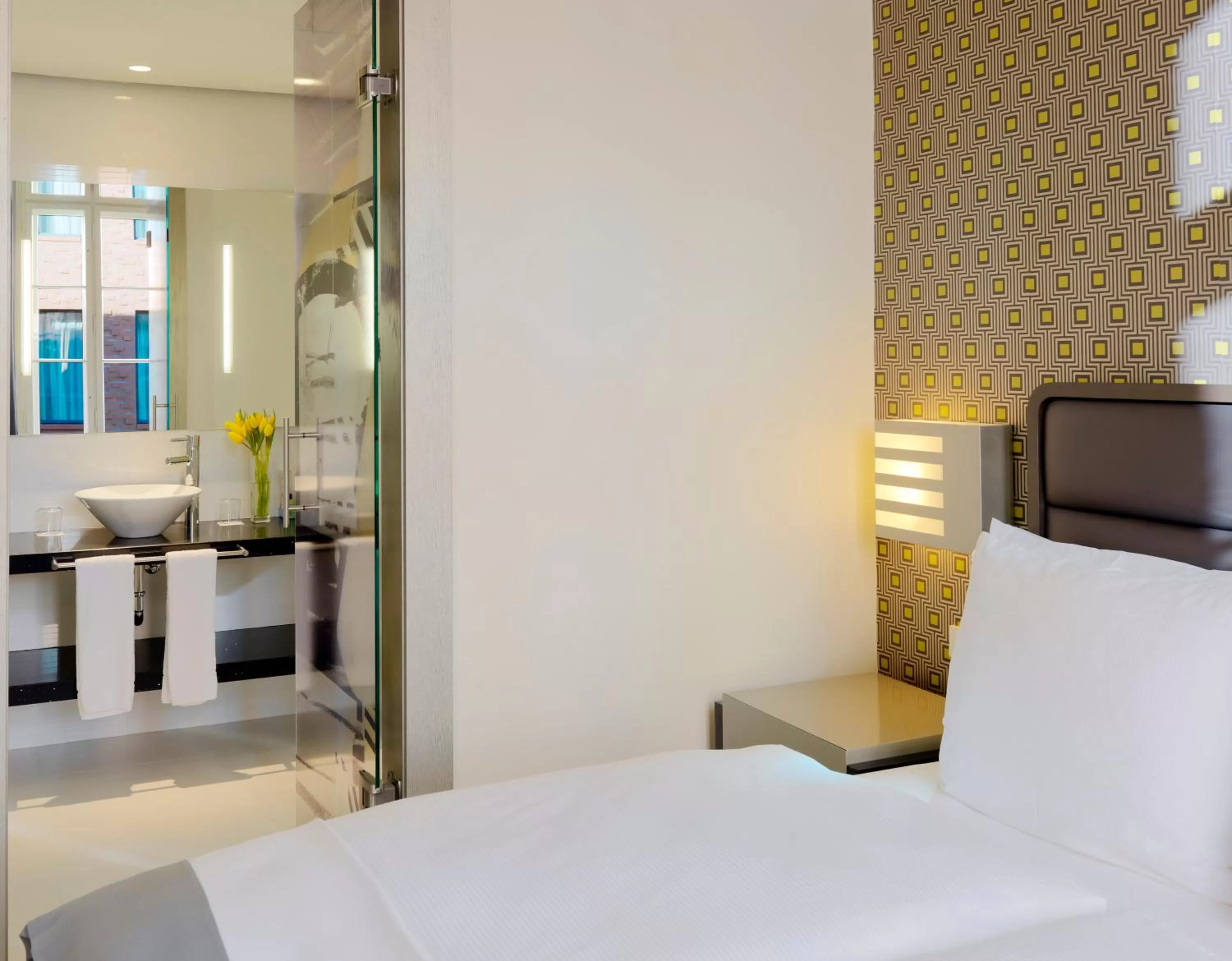 Photo of the whole room, Bed in H10 Berlin Ku'Damm