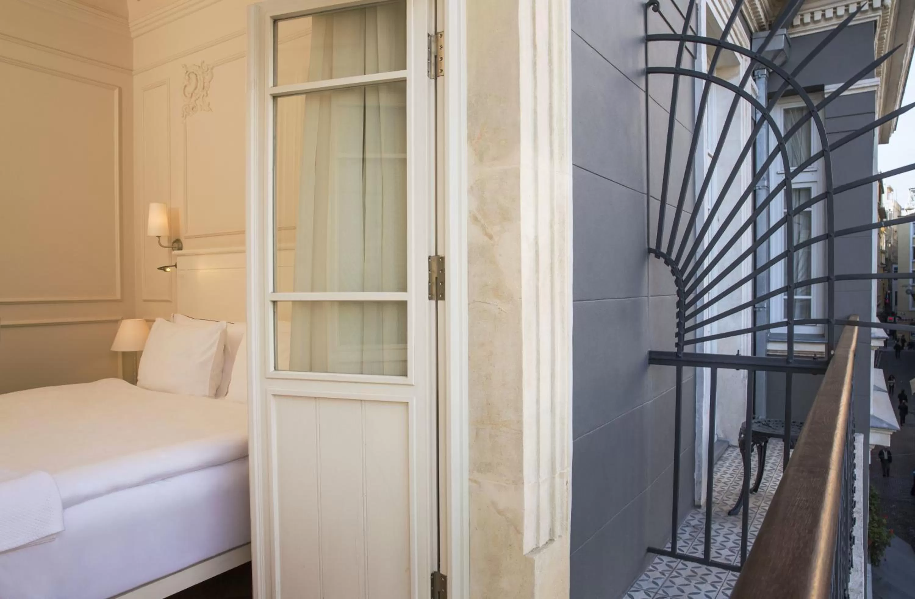 Bed in Corinne Art & Boutique Hotel