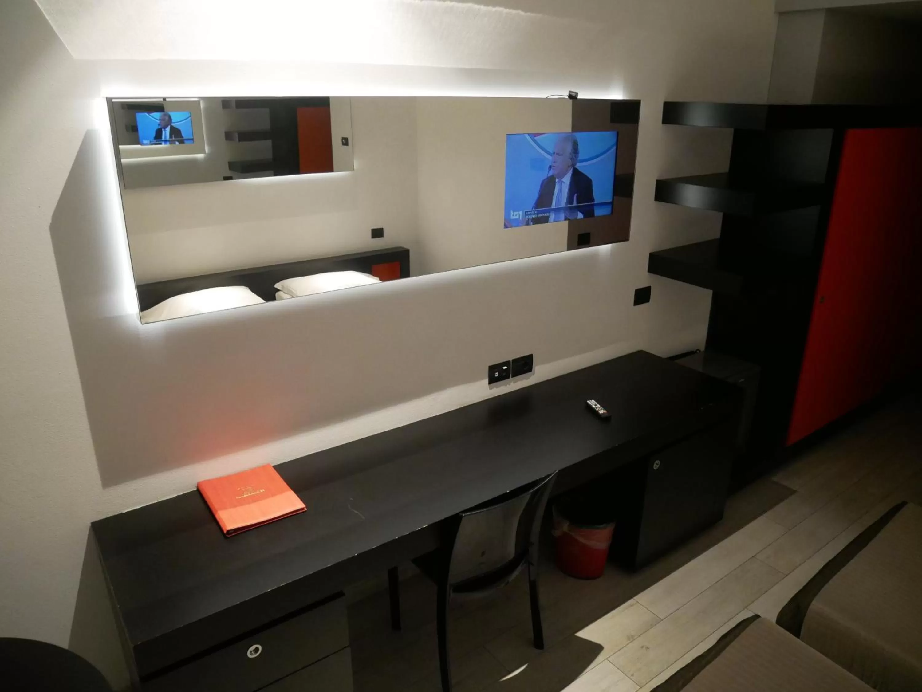 TV and multimedia in Blue Shades Hotel