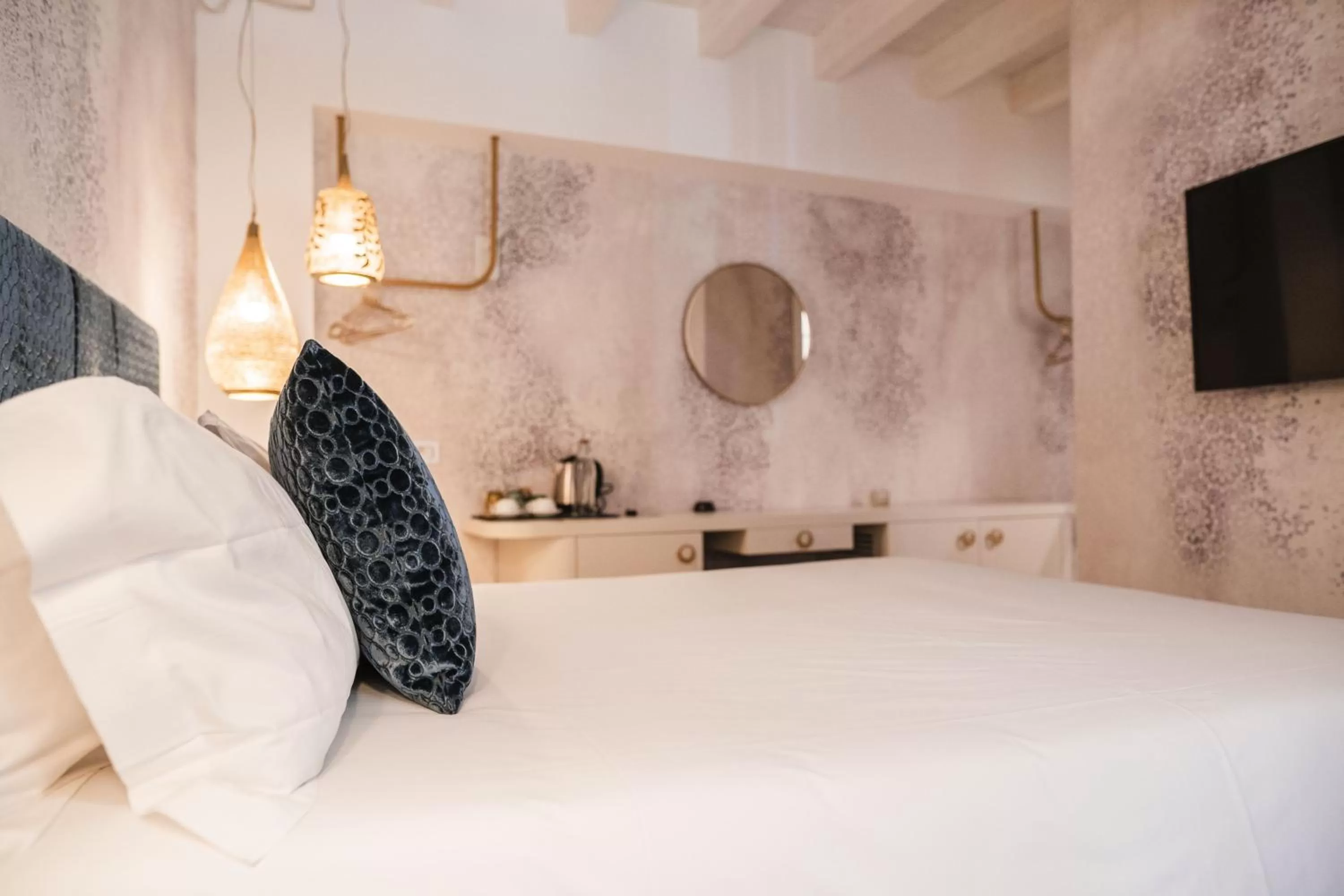 Bedroom, Bed in LUXURY SUITES ROCOPOM - Lake Front