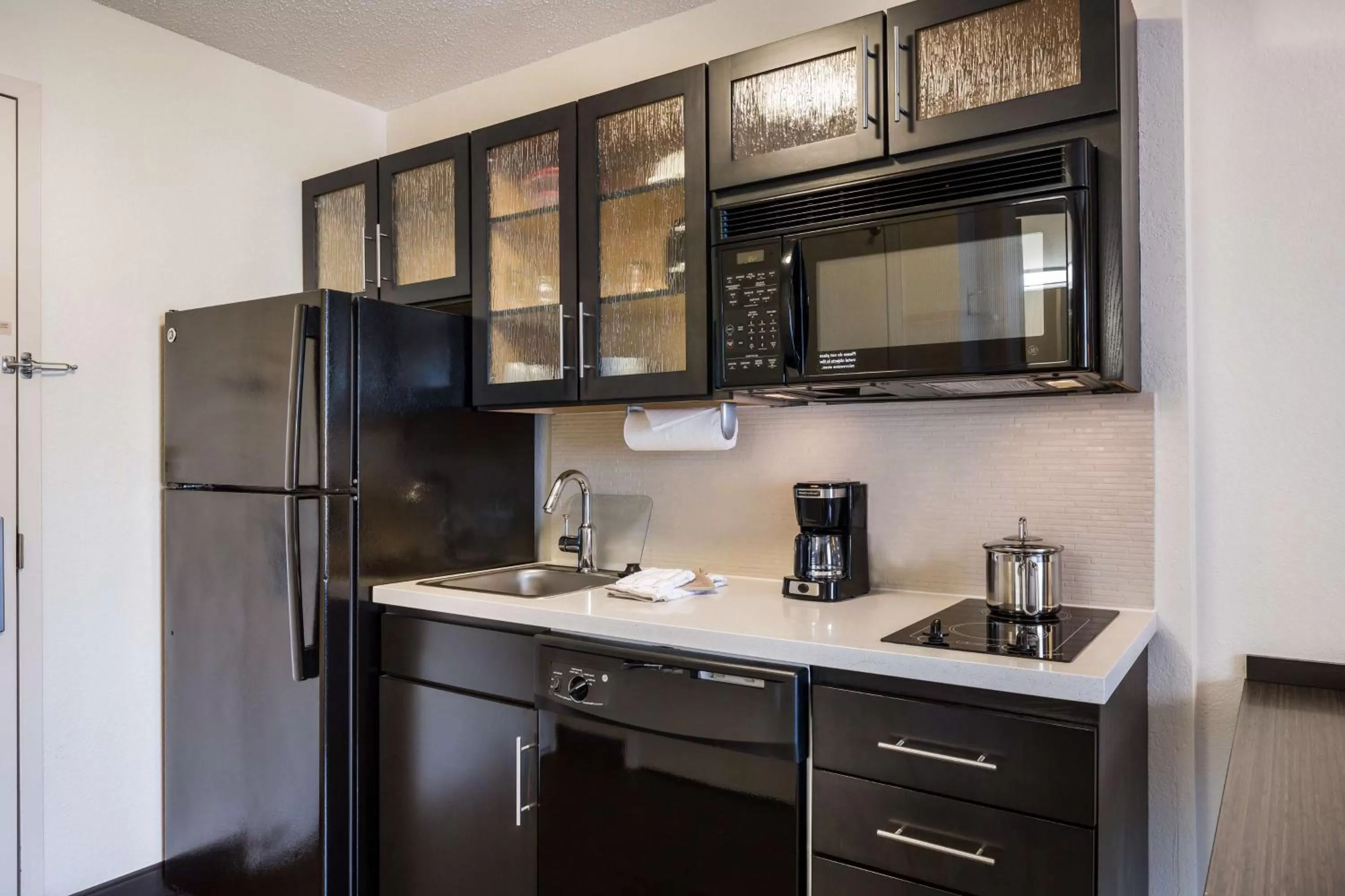 Kitchen or kitchenette in Sonesta Simply Suites Phoenix Glendale