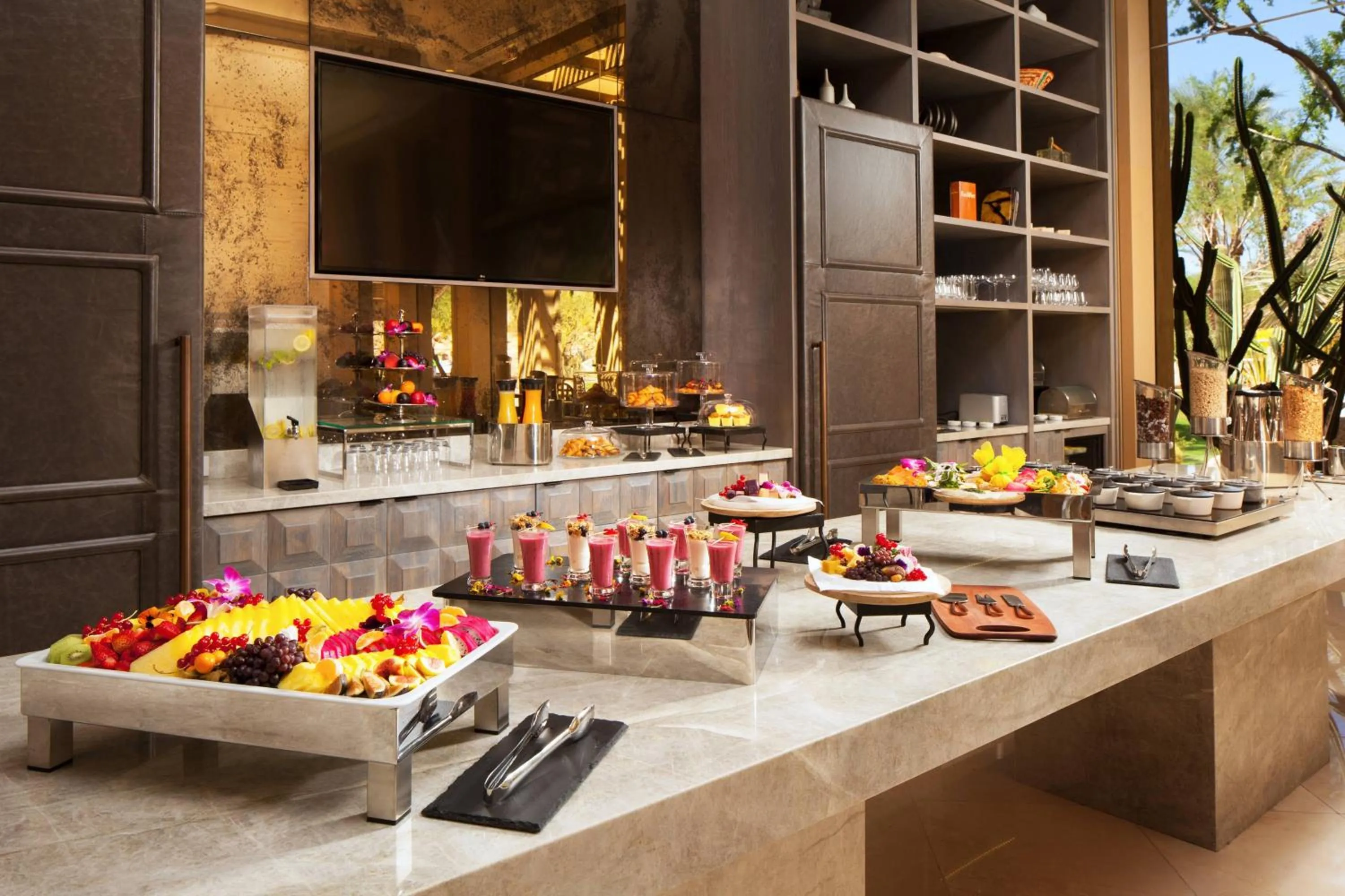 Lounge or bar in The Canyon Suites at The Phoenician, a Luxury Collection Resort, Scottsdale