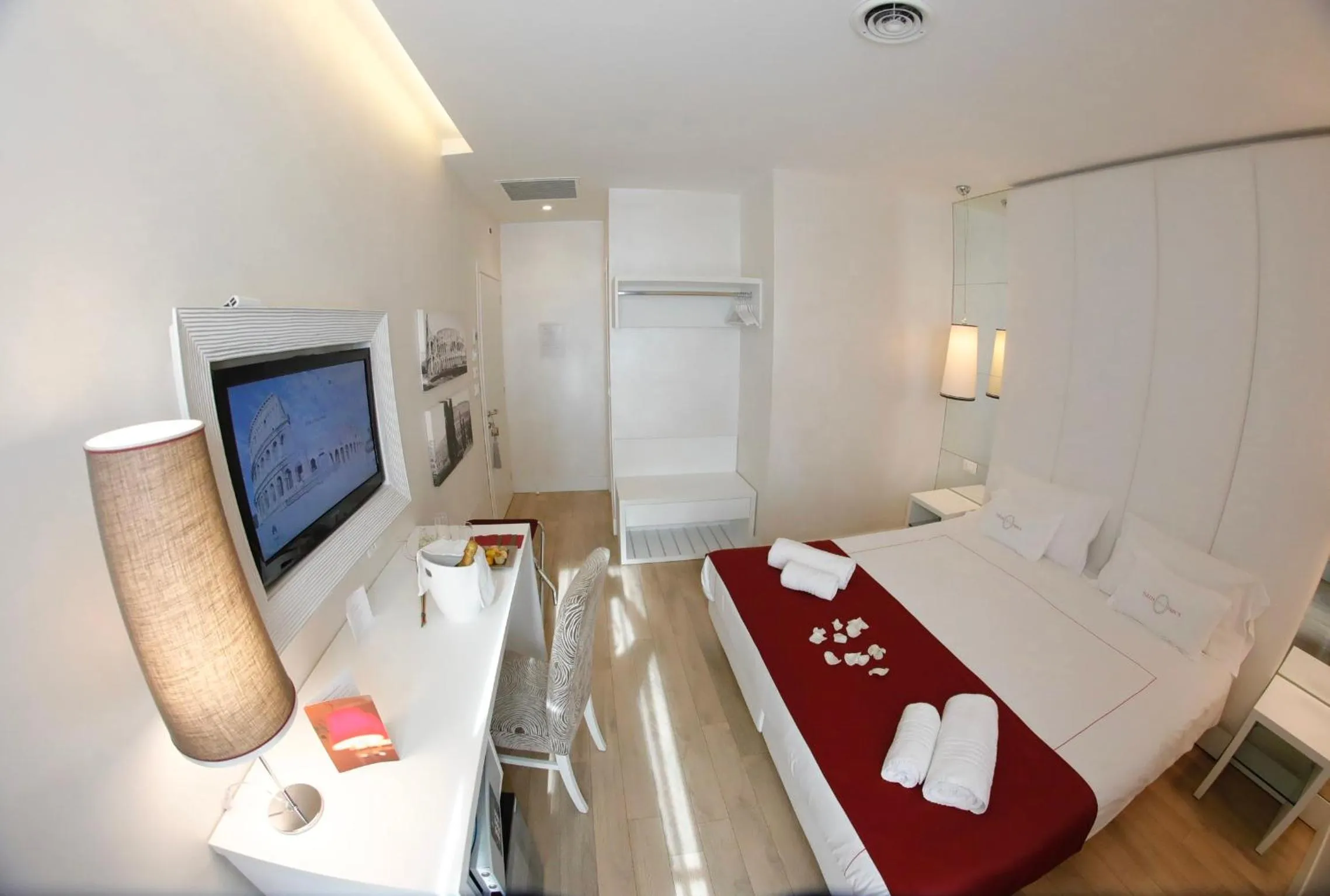 Photo of the whole room, Bed in Tullia&Prisca Relais