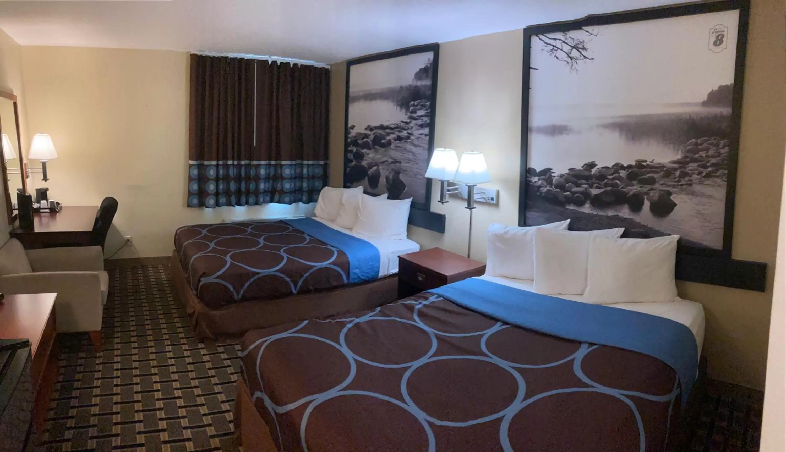 Bed in Super 8 by Wyndham Chisago City