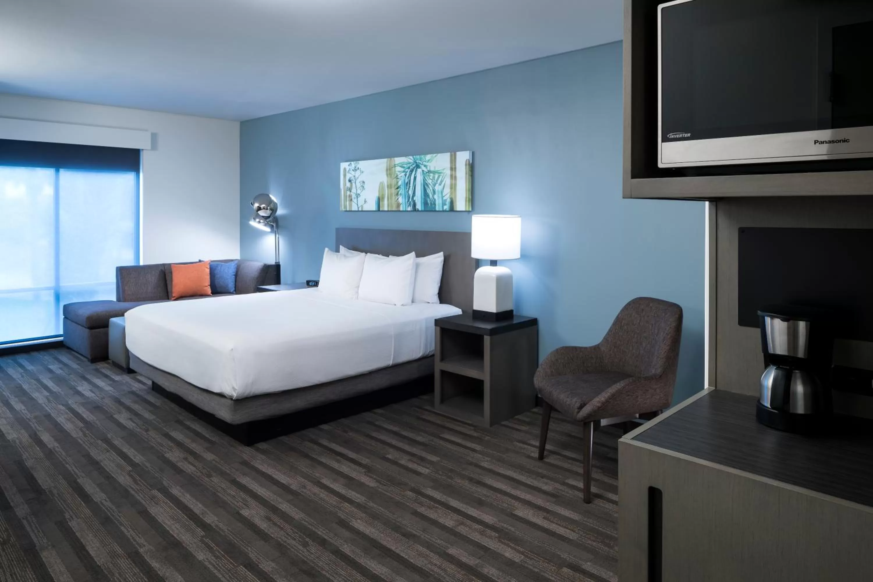 Photo of the whole room, Bed in Hyatt House Tempe Phoenix University