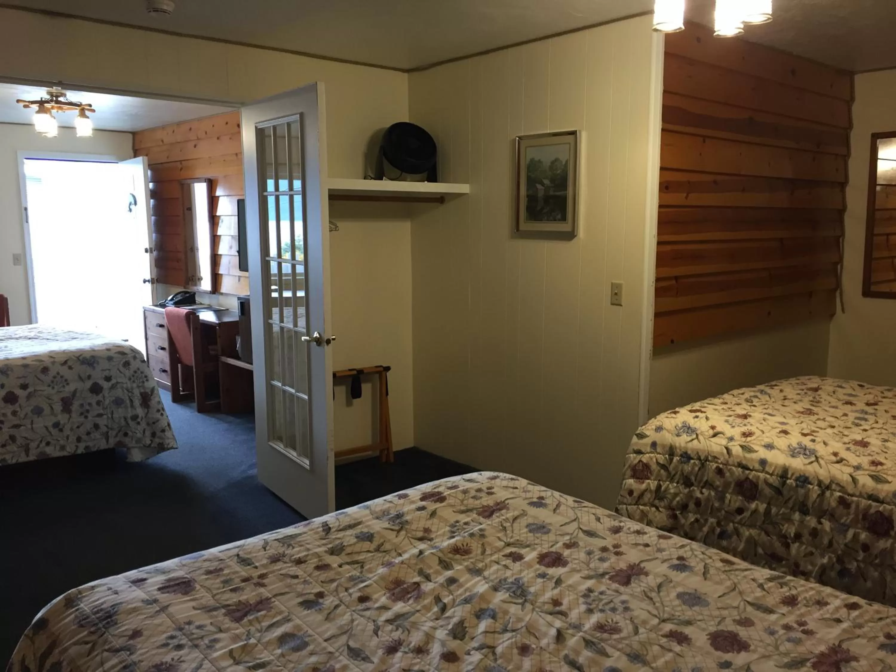 Bed in Captain's Choice Motel