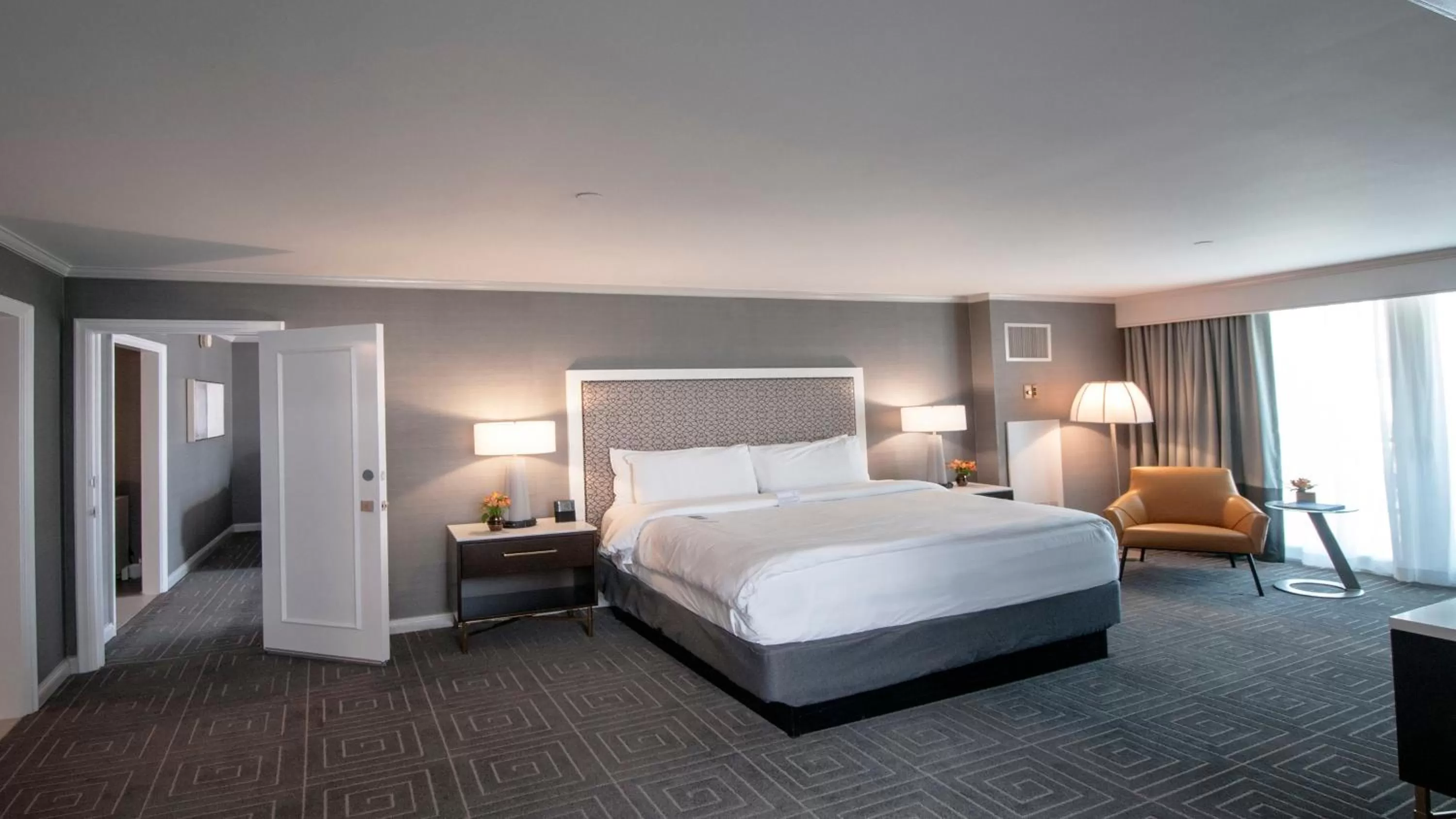 Photo of the whole room, Bed in InterContinental Kansas City at the Plaza by IHG