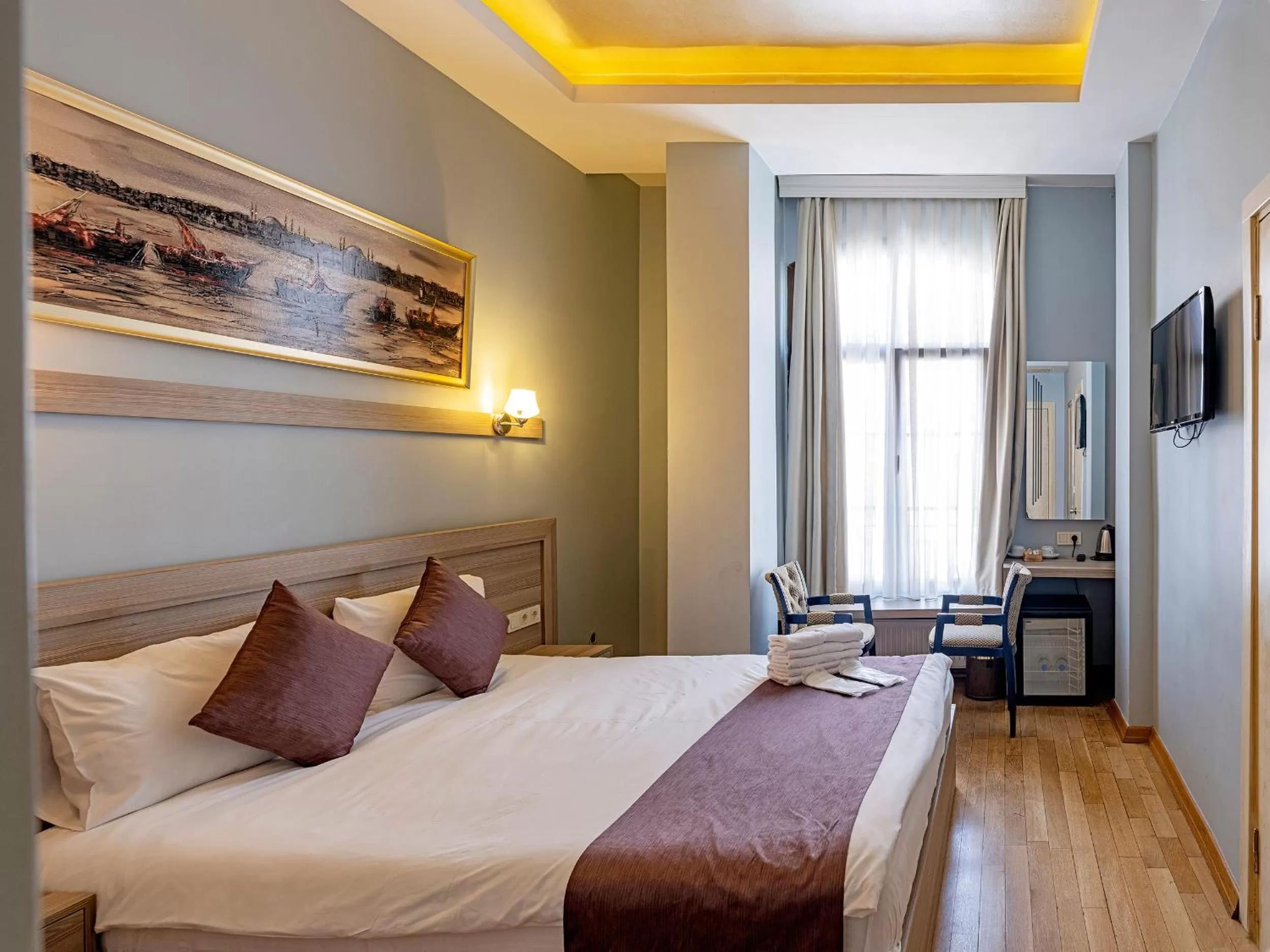 Communal lounge/ TV room, Bed in Ragip Pasha Apartments