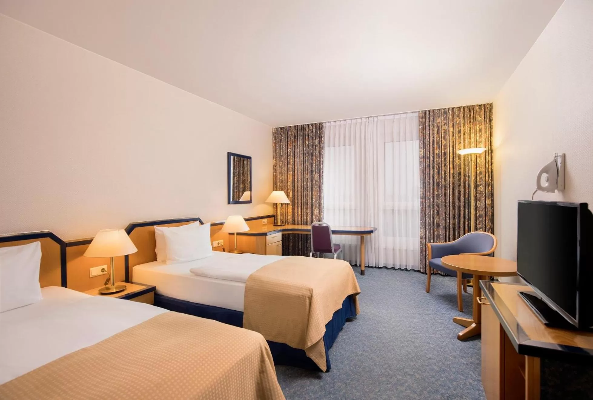 Photo of the whole room, Bed in HI Hotel International Hamburg